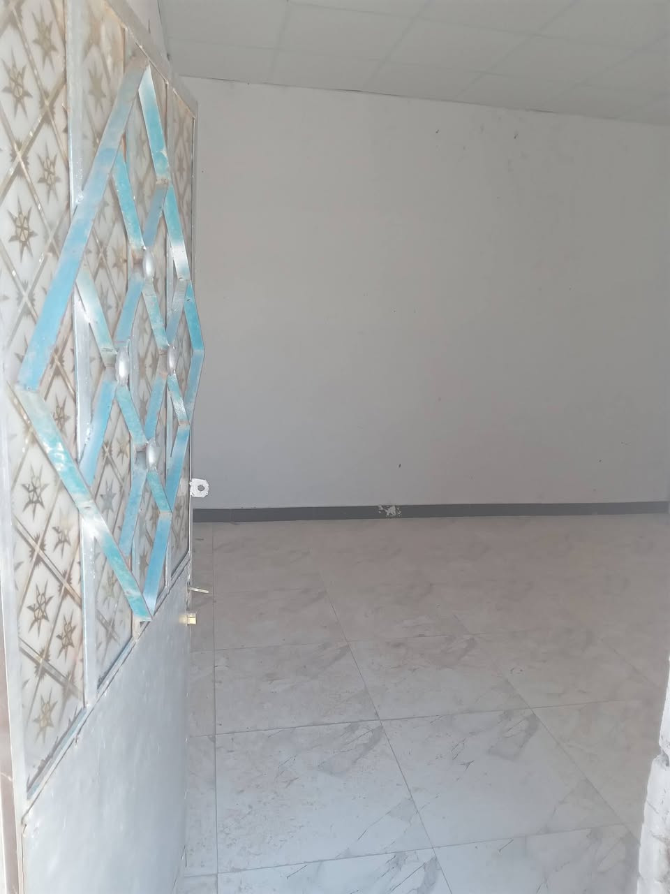 سلام عليكم بيت بالزبير خلف المعارض مقابيل الصحفيين قريب على الشارع العام البيت يتكون من قرفتين ومطبخ وديوان وصاله وصحيات المساحه بيت 230 لبيع السعر 14مليون او اجار سعر 200الف بالشهر(***********
