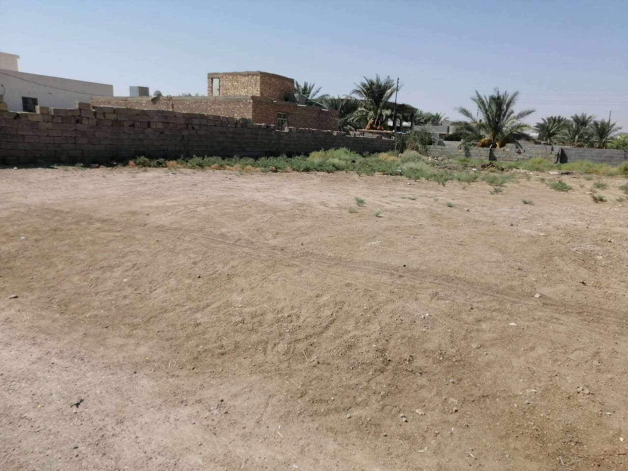 🏡 قطعة أرض سكنية للبيع – فرصة مميزة لبناء بيت العمر 🏡

📐 المساحة: 950 متر
📏 الواجهة: 25 متر
📏 النزال: 38 متر
📜 طابو زراعي سند 25

📍 الموقع: الرمادي – ناحية اليرموك – منطقة زنگورة – قرب جامع الهدى.

✨ تقع الأرض داخل منطقة سكنية هادئة ومريحة، ومتوفر فيها جميع الخدمات:
💧 ماء
⚡ كهرباء
🛣️ تبليط
🏫 مدارس
🏛️ بلدية

✅ الأرض مدفونة وجاهزة للبناء والسكن بالوقت الحالي، يعني ما تحتاج تنتظر أو تتحمل تكاليف دفن وتجهيز إضافية.

🏠 إذا ما عندك أرض وتريد تبني بيت العمر، هاي فرصتك… تعال أخذها هسه ولا تتأخر!
موقع هادئ، خدمات متوفرة، ومساحة ممتازة لبناء بيت مريح مع حديقة ومرافق حسب رغبتك.

📞 للسعر والاستفسار:
📱 *********** واتساب
📱 *********** واتساب
📩 أو مراسلة صفحة المكتب

🏢 مكتب عدنان العسافي للخدمات العقارية
📌 نستقبل جميع العروض العقارية في مدينة الرمادي.

#أرض_للبيع #أراضي_للبيع #عقارات_الرمادي #عقار_الرمادي #الرمادي #ناحية_اليرموك #زنگورة #زنكورة #أراضي_زنگورة #أرض_سكنية #قطعة_أرض #بيت_العمر #بناء_بيت #سكن #أراضي_سكنية #عقارات_الأنبار #عقارات_العراق #أملاك #استثمار_عقاري #استثمار #طابو_زراعي #سند_25 #تحويل_مباشر #ماء #كهرباء #تبليط #مدارس #بلدية #أرض_مدفونة #جاهزة_للبناء #مكتب_عدنان_العسافي #الخدمات_العقارية #عروض_عقارية #عقارات_اليرموك #بيوت_الرمادي #أراضي_الأنبار #للبيع #فرصة_عقارية
