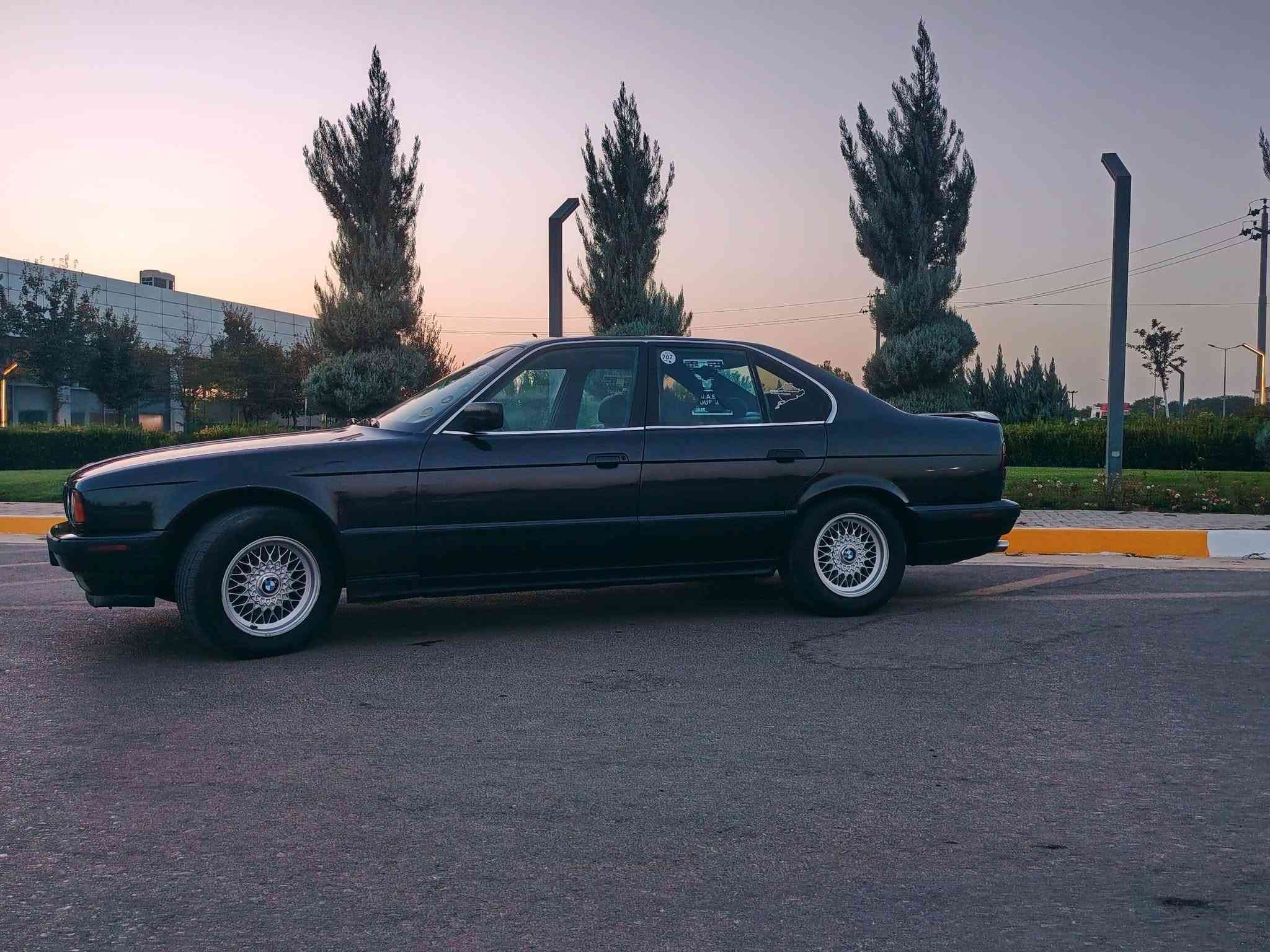 سلام عليكم
بي ام للبيع موديل 1991
525 كبس 
كير اوتماتيك 
سنوية جديدة رقم دولي 
شرط تحويل وكالة سياره مابي نواقص ٢٥٠
4 جامات كهربائي 
نظام ABS 
4 تايرات جديد 
تبريد ويا سلف    
السياره بدون حوادث كله عل وضع شركه 
كهربايات كله شغال 
العنوان سليمانية
السعر 54
رقم ***********
***********
