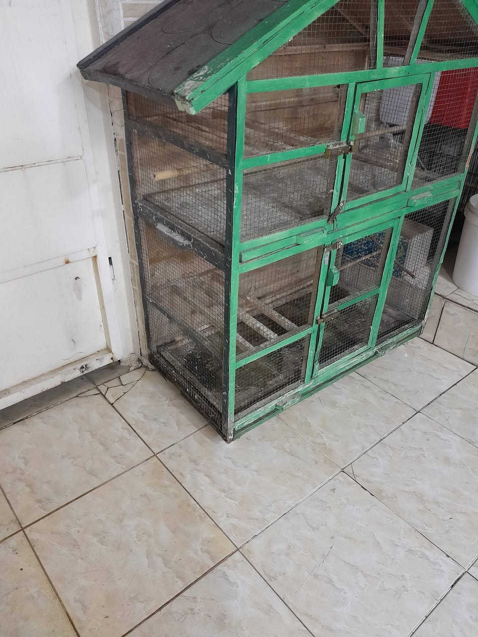 قفص للبيع يصير مال فناجس وطيور حب مقسوم طابقين انطي سعر بليرضي الله واخذه بس بدون كسران للاستفسار ***********عنواني كولان 121قرب مدرسة الامين
