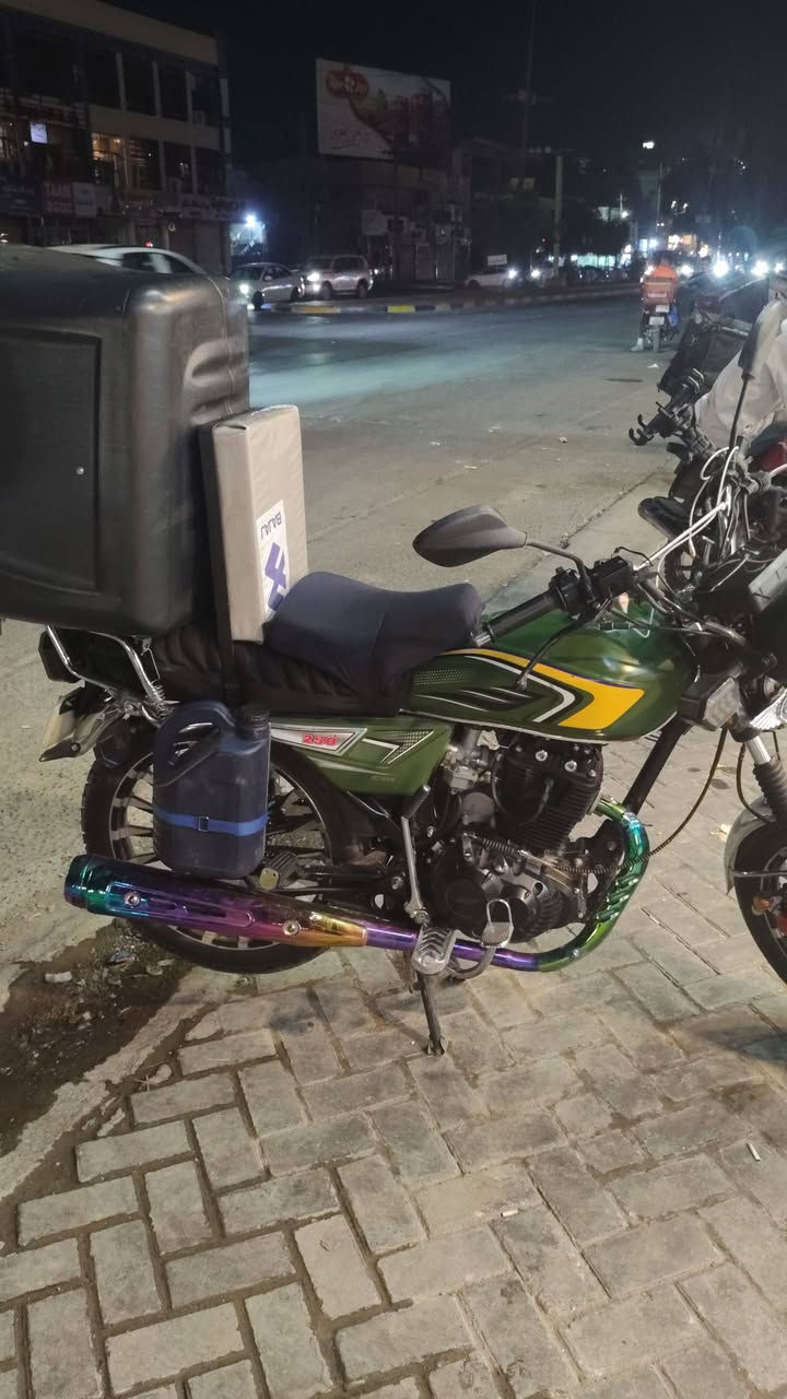 سلام عليكم دراجه سولنك 2026 محرك 250 CC مكفوله كفاله عامه رايدها مليون 50 بيها مجال شي قليل حق جيه دراجه شلعه معدل فول تجي تفحص من باب بيت 
***********
