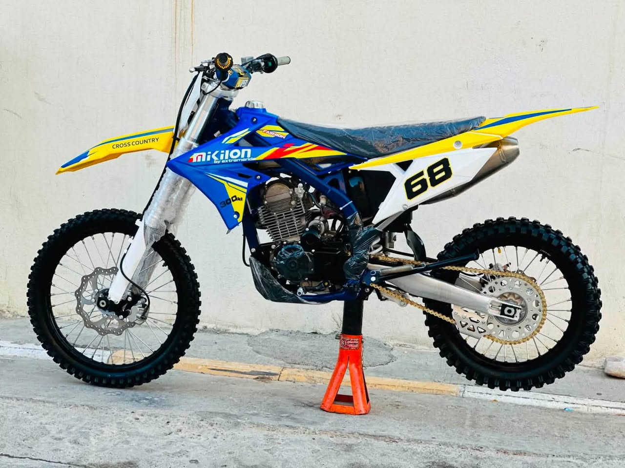 سلام عليكم عندي هاي قفاز للبيع rmz دراجه جديد أي عتل مابي موديل ٢٠٢٦ ولفين محرك 300cc لل سعر تعال خاس رقم تليفون ***********مكان كركوك
