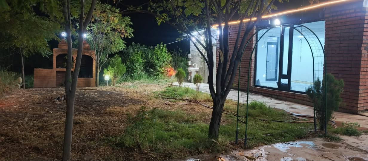 باخ بۆ فرۆشتن یەك دۆنم بیر ئاو كارەبای  سەربەخۆی هەیە حەوزی تیایە داری بەرداری تیایە بەینی سالح ئاغا و باریكە ١٠٠م لە جادەی ڕەیسیوە  دورە
***********
