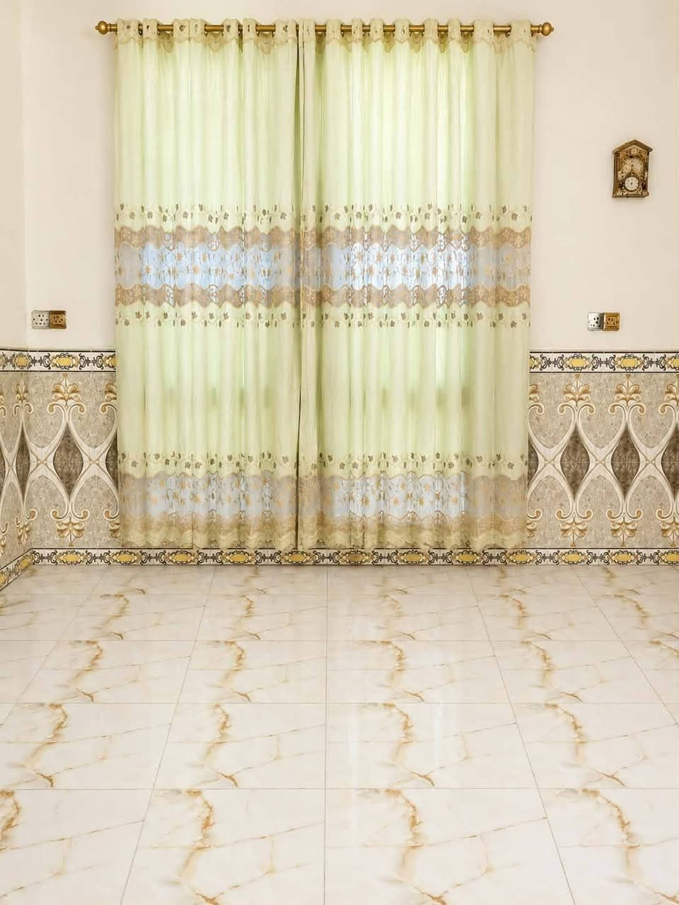 بسم الله ماشاء الله دار للبيع المساحة ٥٥٠متر ركن وجه شارع قرب دائرة مرور ديالى موقع مميز جميع الخدمات متوفر للستفسار اتصال ع رقم ***********

