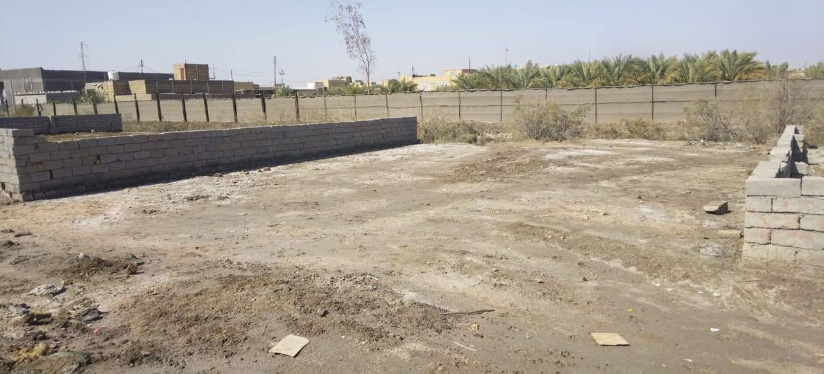 قطعه للبيع زراعي 200متر مدفونه القطعه ابين السياجين حي الجوادين قبل شارع ام البنين ب100متر بنزلت (ستنر جواد الائمه) تبعد عن الشارع العام 200 متر سوق الشيوخ للتواصل ***********
