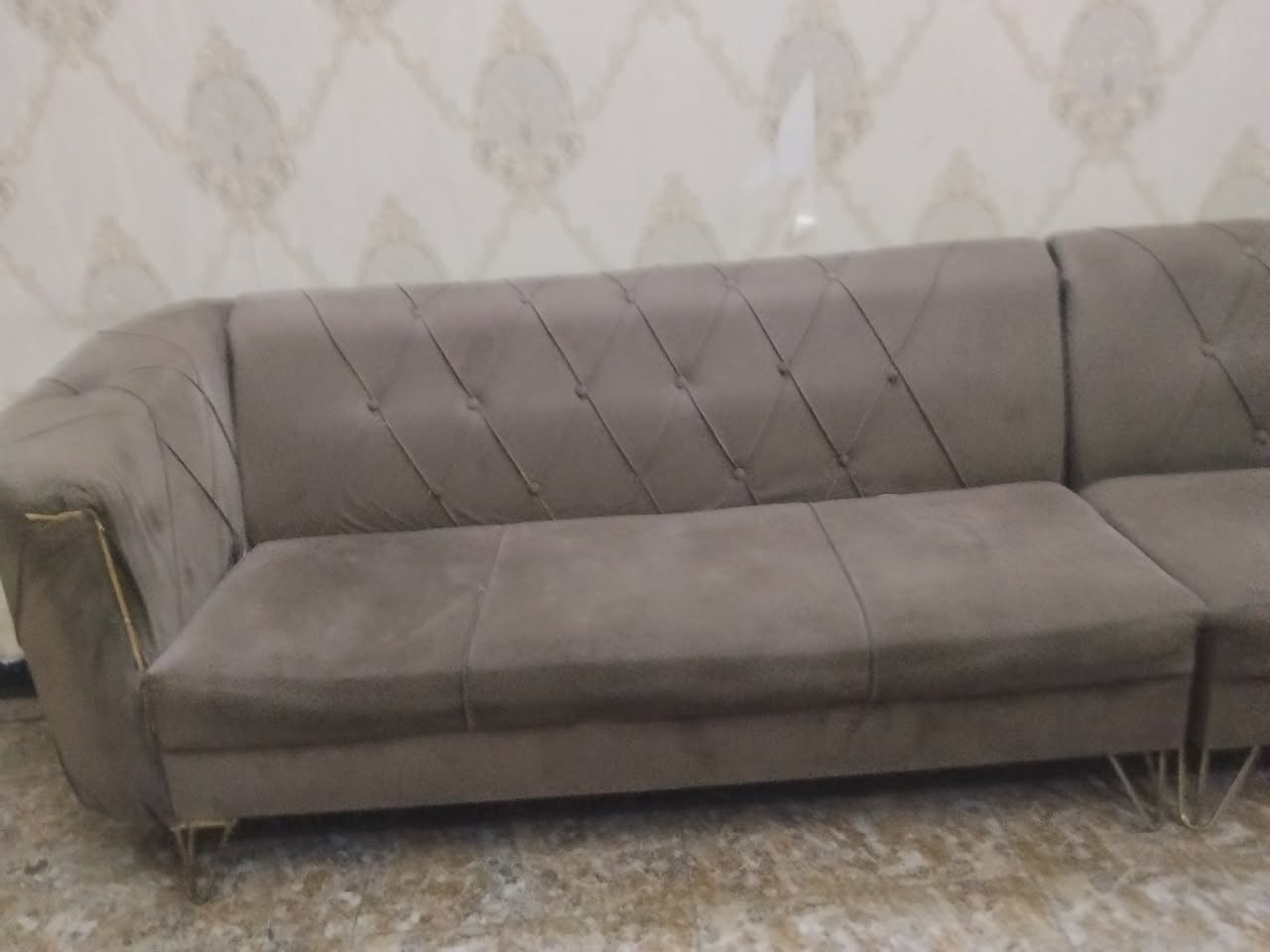 السلام عليكم غراض للبيع تخم ديوان بحاله جيده كنتور خمس بيبان بحاله جيده ميز طعام الاتصال على الرقم ***********
