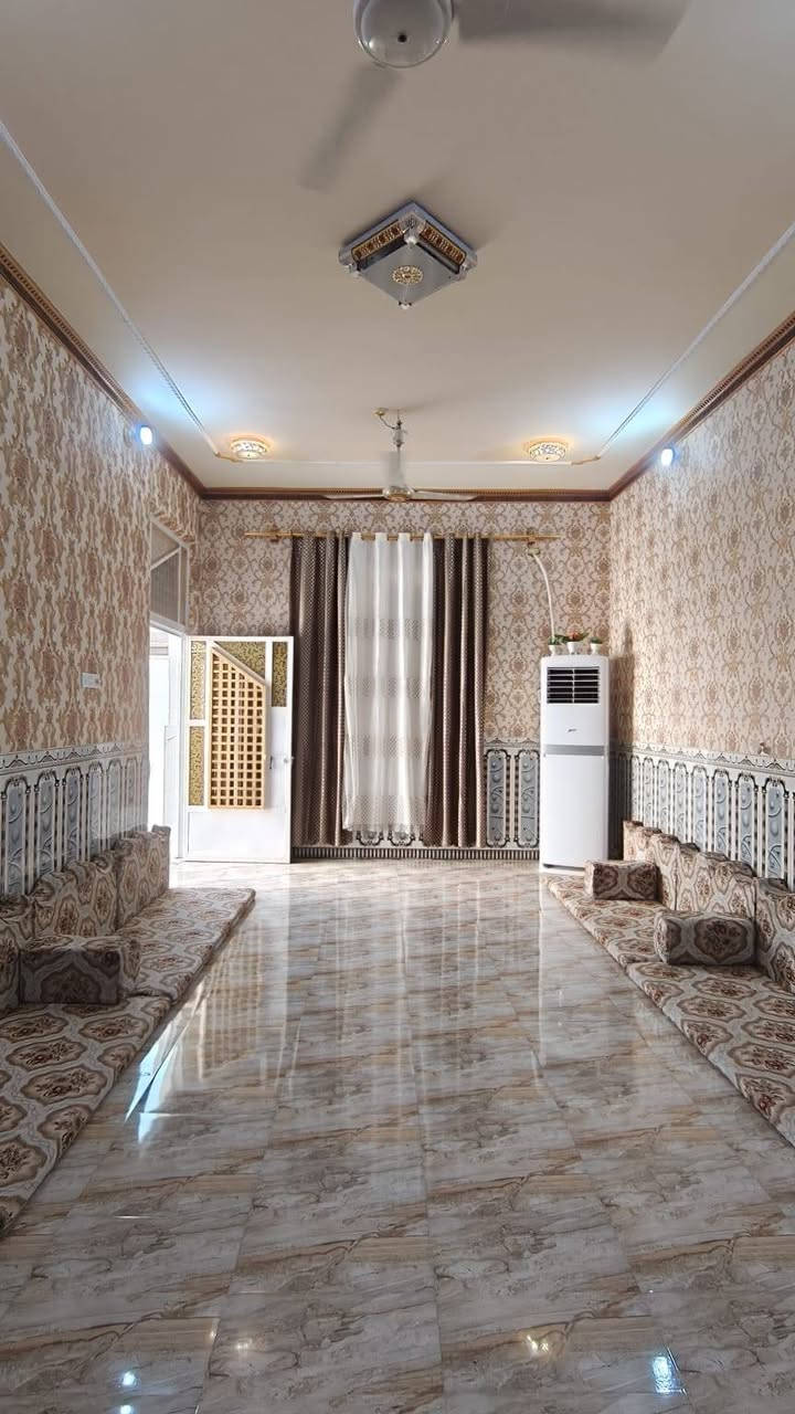 السلام عليكم 
بيت للبيع  زراعي بمنطقة حي الكوفه 
مساحته 200م بناء طابوق سقف كونكريت 
يتكون من غرفتين وصاله ومطبخ وديوانيه 
ومجموعة صحيات داخليه وخارجيه
وغرفتين جاهزات للسقف بالطابق الثاني
***********

