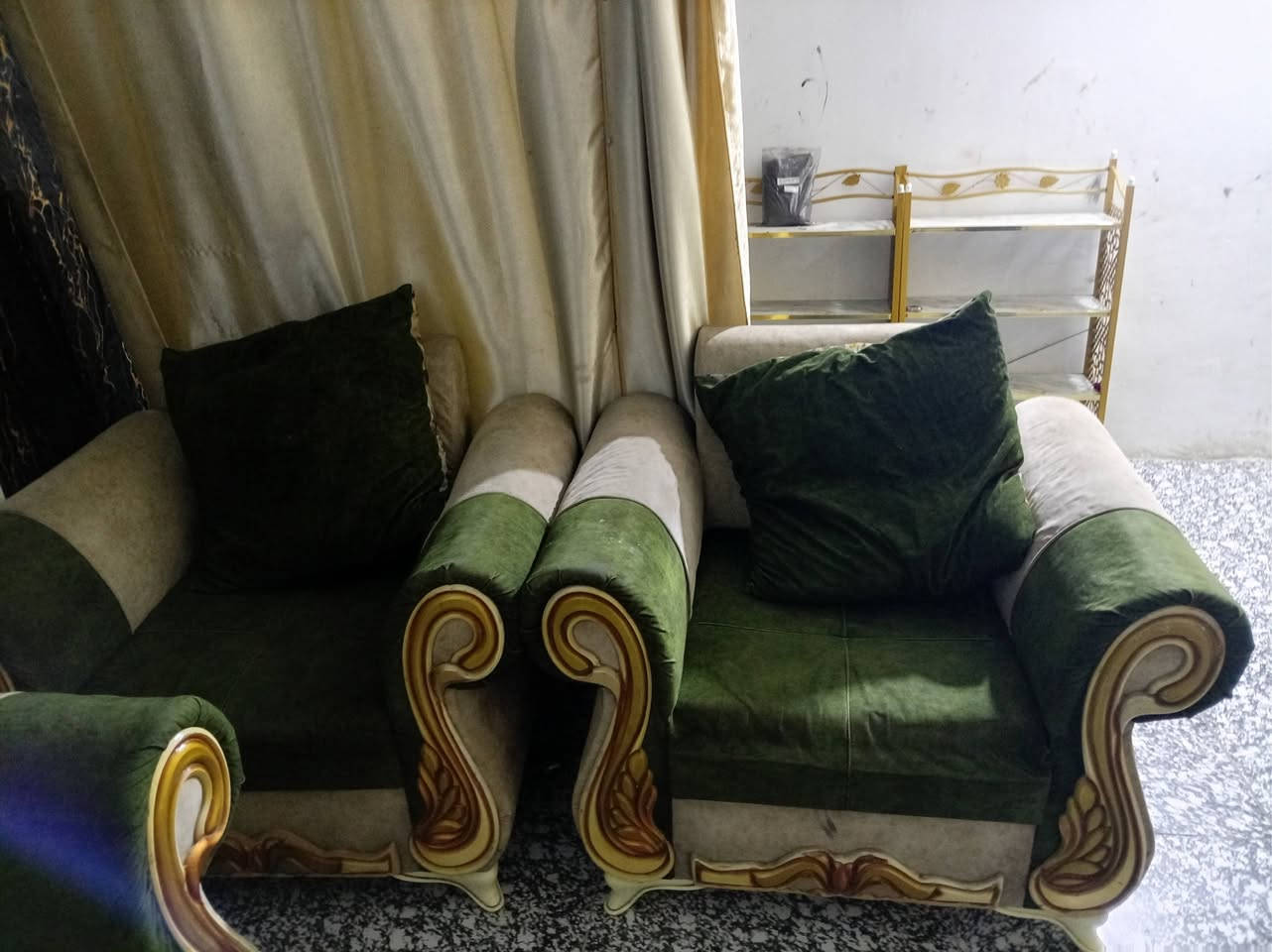 نص تخم للبيع السعر 50 ميز 15 للتصال ***********
