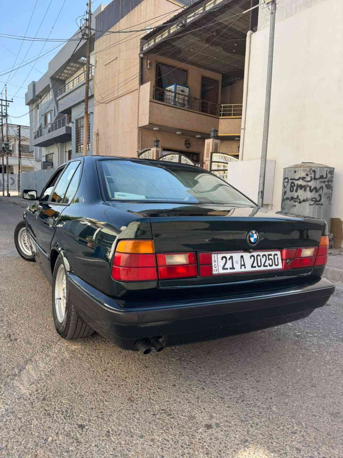 سلام عليكم للبيع BMW موديل ١٩٩٢
مكينه بلاد ٥٢٥ بلادي اوتوماتيك
رقم سليمانيه سنويه جديد دفتر بانزين بيها
صبغ عام جماليه بدون ظربه لون زيتوني 
بدون نقص سياره جديد
مكان كركوك بدون مراوسه فقط بيع 
***********
سعر ٧٥ بيها مجال بسيط

