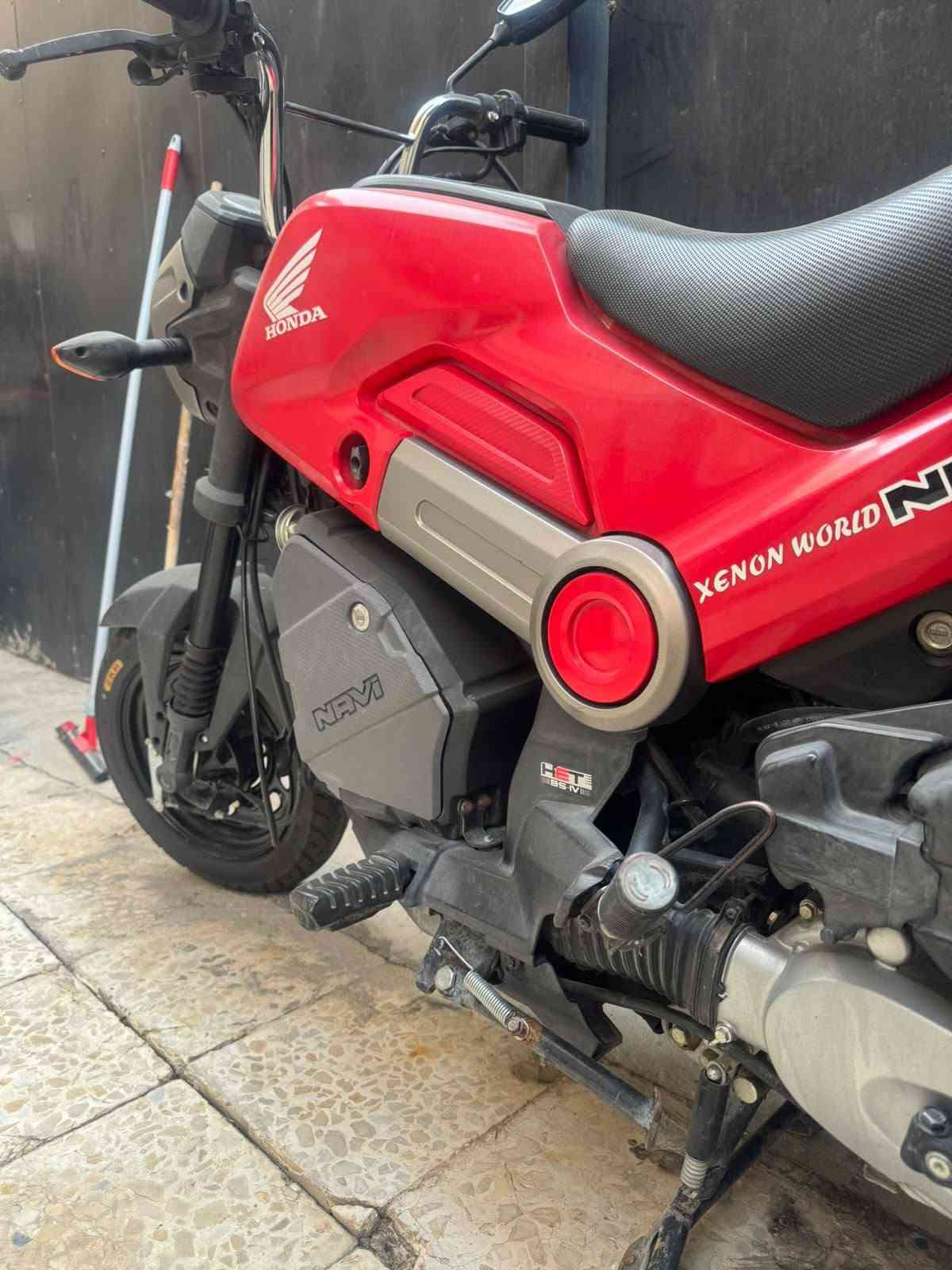 للبيع: دراجة Honda Navi موديل 2018
المحرك: 110 سي سي - اقتصادي جداً في البنزين.
القير: أوتوماتيك بالكامل (CVT) - قيادة سهلة وبسيطة.
التشغيل: سلف كهربائي + هندل (Kick Start).
الحالة: ممتازة 
المسافة المقطوعة: 19 كيلو
المميزات: خفيفة الوزن (101 كجم)، تحتوي على صندوق تخزين سفلي 
الموقع: بغداد اليرموك 
السعر:  مليونين و 650 الف وبيها مجال 
للتواصل:  ***********
