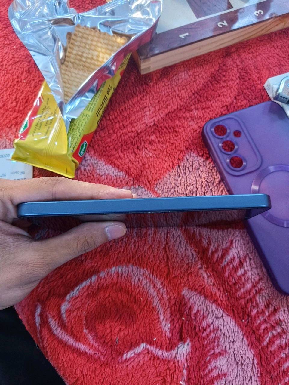 سامسونك A35 5G شاشتة طابعة ع الحبر طاح عليها وطبع بس ما ماثر ونظيف مامفتوح ع الفحص جهاز وكالة كامل محلقات 
256 12 شاشة 120 دبل سيم كارت سعرة 200 وبي مجال بسيط حك الجية  ***********
عنواني ديوانية الجمهوري