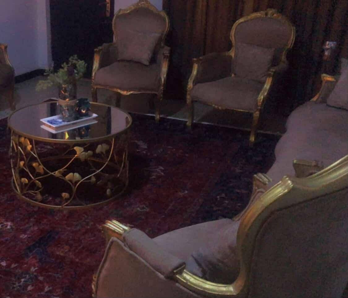 السلام عليكم تخم قنفات عشر مقاعد ديزاين ملكي نظيف 
وغرفه نوم شركه گالا 
التخم سعره ٣٠٠ وبي مجال 
والغرفه ب٤٠٠ وبيها مجال 
والزوليه المارونيه  للبيع ب٦٠الف قياس ٣×٤ برلنت ومده نفس لون الزوليه ٨٠×٣ ب١٠
بسبب البيع الانتقال الى مكان بعيد 
مكان بغداد 
***********

