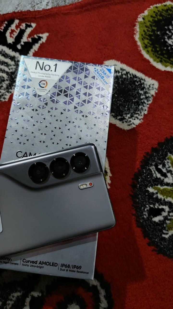 جهاز للبيع تكنو 40pto 5G  التخزين 256 العشوايه 12 والله العظيم صار شهر من شتريته ومحتاج واريد ابيعه السعر 350الف بيه مجال قليل  هاذه رقمي ***********

