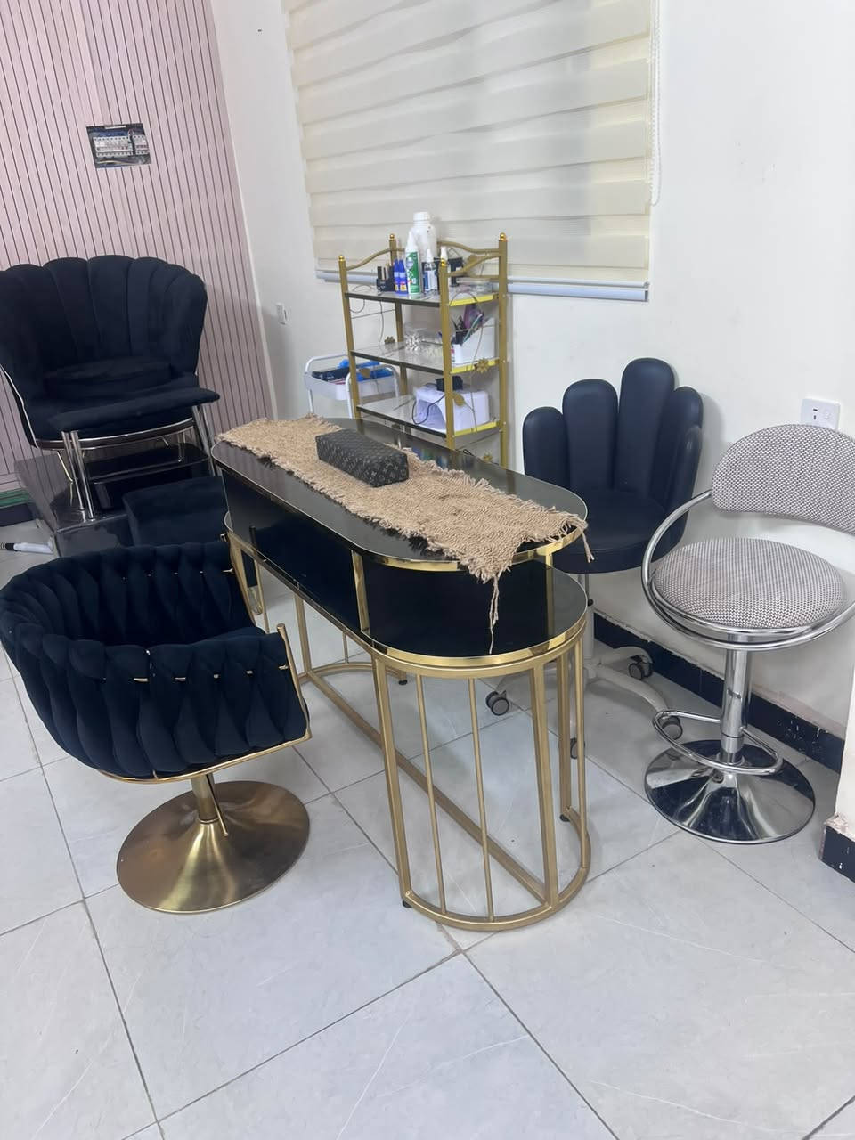 ثاث صالون جديده للبيع مشتريتهن قبل شهر موجودات في بغداد الدوره ,, للاتصال بام يوسف  واتس اب ***********

