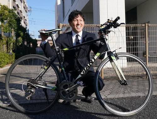 بايسكل العملاق جيانت الياباني 🇯🇵
بايسكل غني عن التعريف، يعتبر من أخف وأسرع الدراجات الهجينة في اليابان. مثالي جداً للي يدور "ماركة عالمية" وتصميم عصري ووزن ريشة.

​✅ ملخص المواصفات:

​الهيكل (Frame): ألمنيوم فائق الخفة (Aluxx) - وزنه الكلي حوالي 9.9 كغم فقط.

​نظام السرعات: Shimano لضمان سلاسة القيادة في كل الطرق والصعدات.

​القياس: S (مناسب للأطوال بين 160 سم إلى 172 سم).

​الحالة العامة: نظافة البايسكل كلياً 70% (ملاحظة للأمانة: اللون باهت قليلا بسبب أشعة الشمس ويحتاج بعض التصليح في الگير مبدل النمرات ومخصومات من سعر البايسكل) وبدون أي كسر أو لحيم.

​🚀 الأداء والاستخدام:

​مثالي للتنقل اليومي: مصمم للذهاب للعمل أو المدرسة براحة تامة وبأقل مجهود بفضل خفة وزنه.

​للترحال الخفيف: بايسكل نشط وسريع داخل المدينة، ومثالي للمشاوير الطويلة والقصيرة.

​مرونة عالية: يجمع بين سرعة البايسكل الرياضي وقوة دراجات المدينة، يعني "وحش" بالشوارع من تجربتي الشخصية

السعر : 90 الف وبي مجال للشراي ومع العلم سعر البايسكل الأصلي أكثر من 400 إلف من الوكالة  

التواصل عبر الخاص او واتساب ***********

المكان : قرية الغدير الاولى
