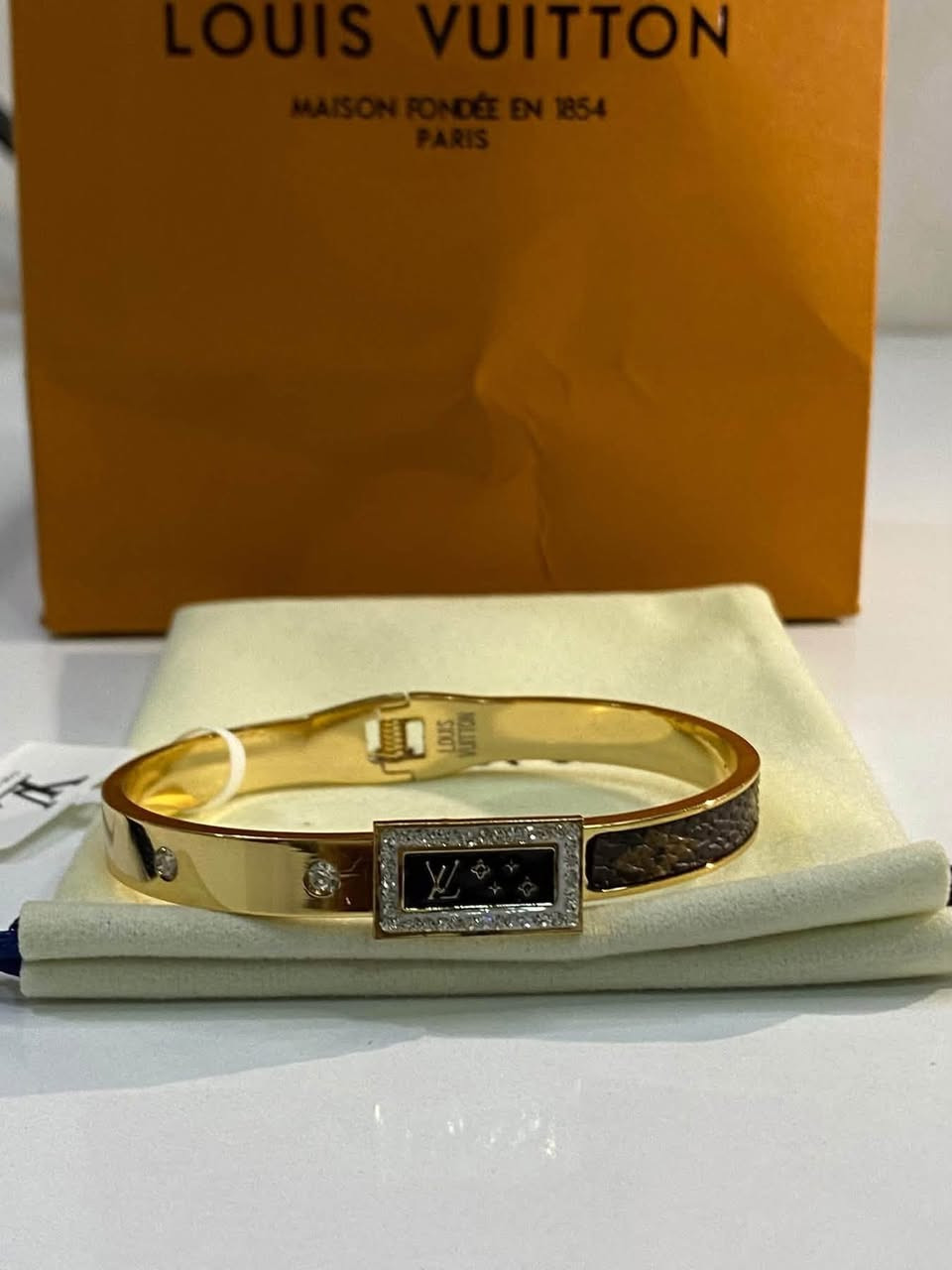 سوارت ماركات • كارتير • لويس فيتون