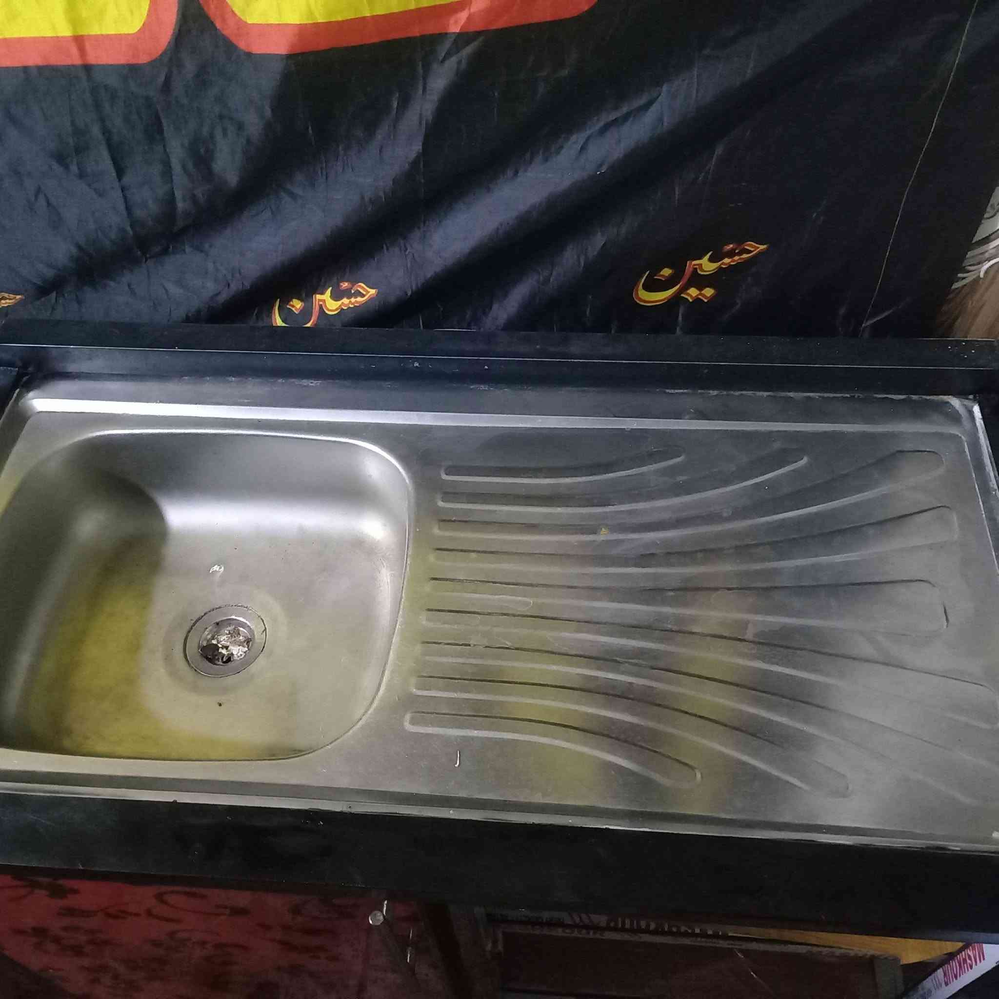 سنك وملحق متر و١٠ تفصال نضيف جدا سعر ١١٥ بي مجال بسيط مدينة الصدر للتواصل واتساب *********** او خاص
