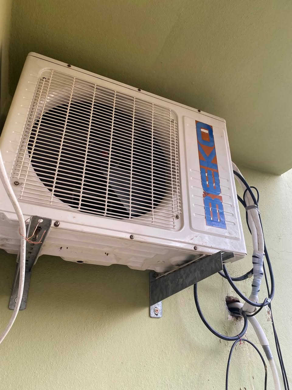 للبيع سبلت طن من شركه Beko تركي
لون رصاصي واسود 
التبريد ثلج ❄️ 
تبريد وتدفئه 
شرط تعال افحص يله تاخذه 
اقتصادي يستقر 4 امبير 
سعره 350 
للتواصل ***********
