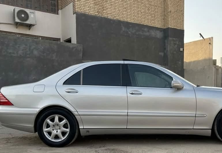 السلام عليكم 
للبيع:مرسيدس غواصه S-Class (W220) موديل 2000
S320 باب طويل يعني فول مواصفات
المكان البصره/قضاء المدينه
شاشة وكامره خلفيه
كير ومكينه مكفولات
تبريد شغال 
غرفة نضيفه وجديده
غرفة احتراق جديده
السياره مصبوغه عام
****((اللايتات جدد ومغلفهن حمايه)))*****
الجناي واليحب الالماني هذه السعر قليل بحقهه
السعر 💲💲((   ٧٥   ))💲💲
بيهه مجال وبخدمتكم
للتواصل واتساب هذ الرابط
 ⁠[https://wa.me/9647736016403] 
او اتصال
***********
