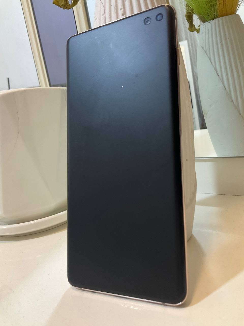 *Samsung Galaxy S10+ نسخة 512GB* 👑

هاي اعلى نسخة نزلت من الجهاز

### *المواصفات الكاملة:*

*الذاكرة والمعالج:*
- *الذاكرة*: 512GB UFS 2.1 
- *الرام*: 12GB 
- *المعالج*: Snapdragon 855 - 7 نانومتر
- *يدعم ذاكرة خارجية*: لحد 1TB اضافية

*الشاشة:*
- *الحجم*: 6.4 انش Dynamic AMOLED منحنية
- *الدقة*: 2K+ 3040x1440
- *حماية*: Gorilla Glass 6

*الكاميرا:*
- *خلفية*: 12MP اساسية + 12MP زوم x2 + 16MP واسعة جداً
- *امامية*: 10MP + 8MP للعزل
- *تصوير*: 4K 60fps + تصوير بطيء 960fps

*البطارية والباقي:*
- *البطارية*: 4100mAh 
- *الشحن*: سريع 15W + لاسلكي 15W + عكسي
- *مقاومة*: IP68 ضد المي
- *امان*: بصمة بالماوس + بصمة وجه
- *اضافات*: شريحتين، منفذ سماعة 3.5mm، NFC

هاي النسخة انطبعت بكمية قليلة وكان اسمها *Ceramic Black/White* وجسمها سيراميك مو زجاج
مكاني. ذي قار ناحيه المنار  رقمي ***********
 سعر الجهاز 300.
