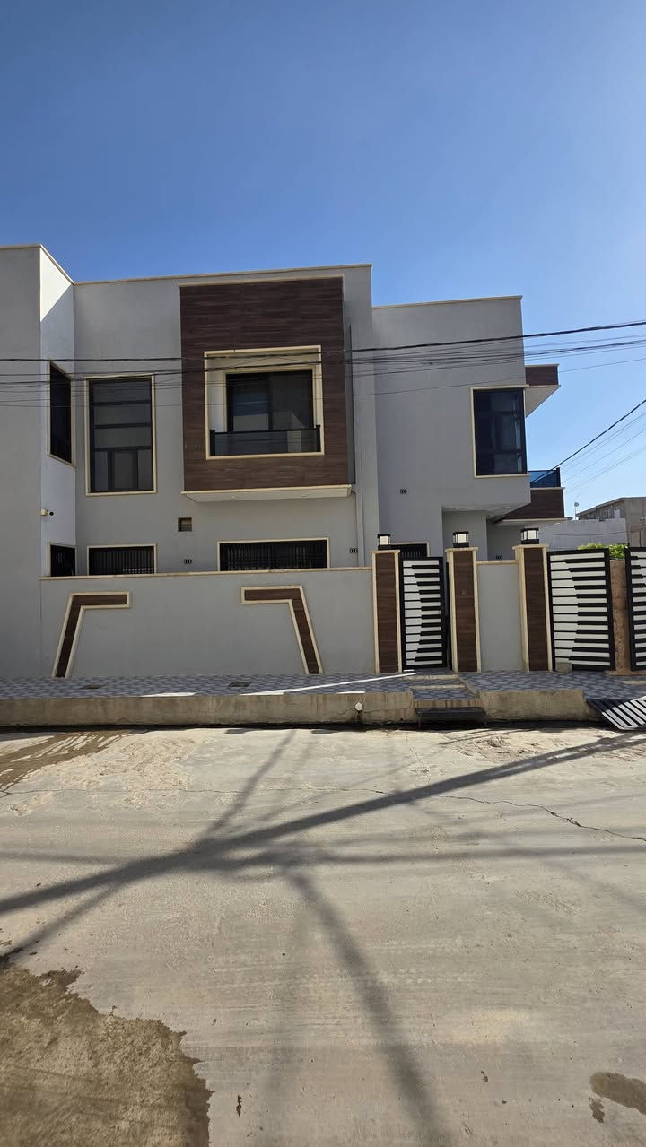 الدار للبيع 
الموقع الموصل حي الفلاح الأولى 
سند زراعي اراضي الشيخ فائق 
المساحة ١٥٠ متر ركن واجهة ١٧ ونص 
البناء طابقين 
الطابق الاول مطبخ واستقبال وصاله وغرفتين نوم وحمام وتواليت 
الطابق الثاني يحتوي على ٤ غرف نوم وحمام وتواليت 
للاستفسار الاتصال على الرقم ***********
او التواصل على الخاص 
مكتب نون لتجارة العقارات الكائن في حي المصارف مقابل مسبح الابراج قرب مطعم قصر السلطان
اوقات الاتصال من الساعة العاشرة صباحا وحتى الساعة التاسعة مساء
