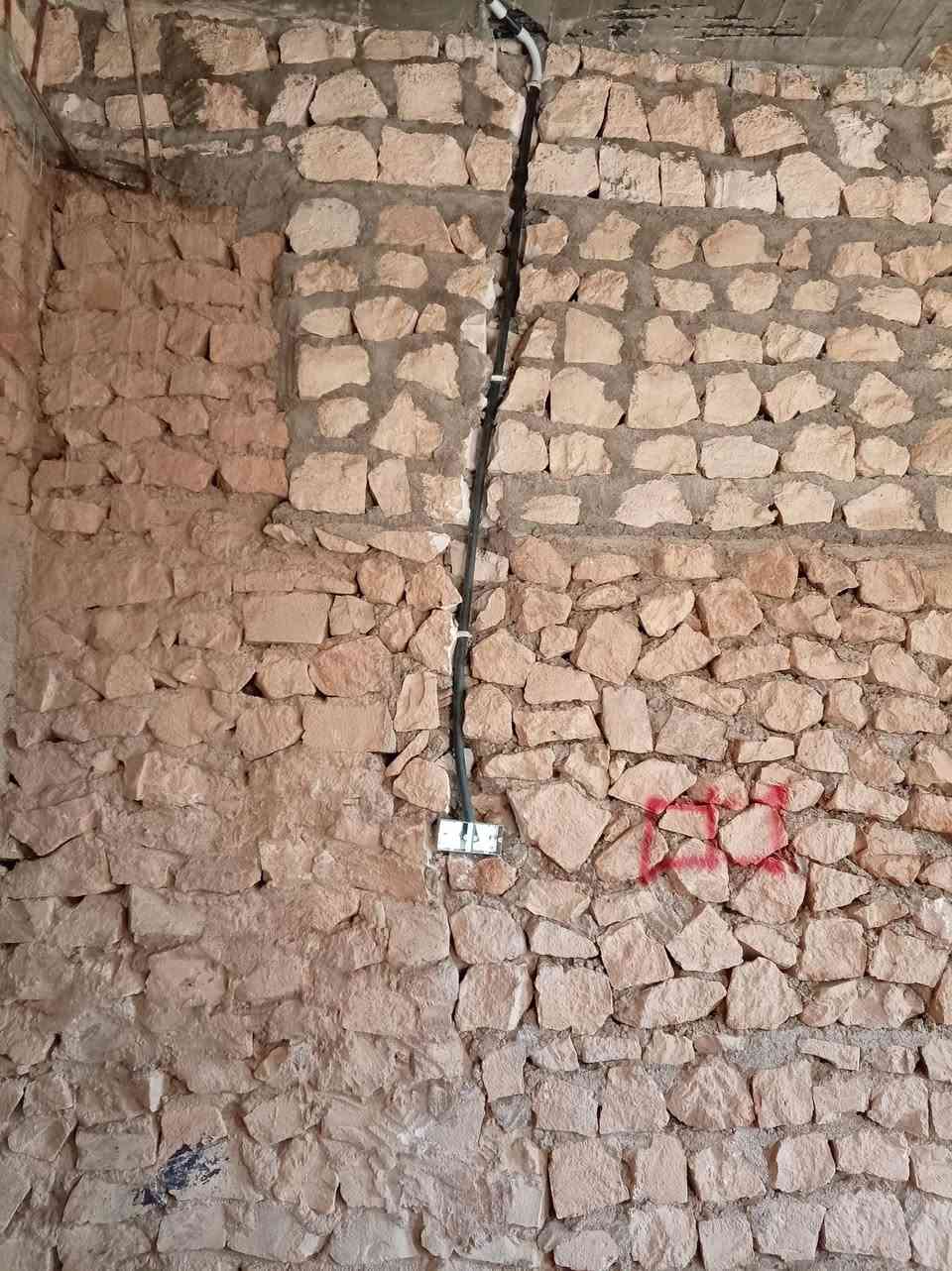 تم الحمدالله حفر بيت نزالات كهرباء في حي الزيتون علا مكينه ودريل مواعيد مضبوطه ودقه في العمل العنده حفر نزالات كهرباء أو تفليش ارضيه أو تقشيط لبخ يتصل علا الرقم ***********
