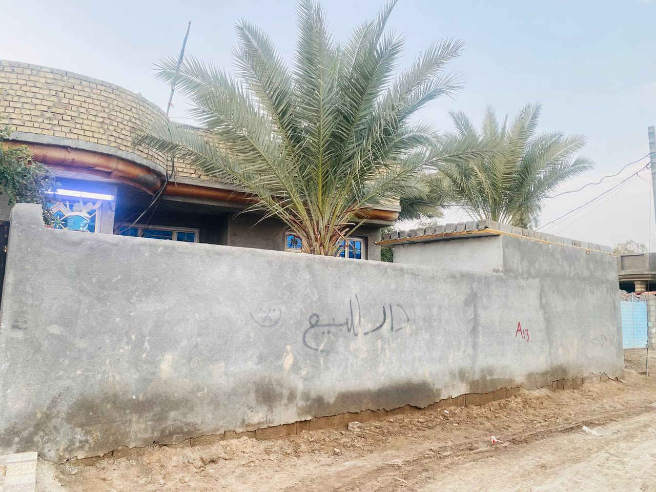 السلام عليكم 
بيت للبيع مساحه ٢٥٠ متر 

بيت جاهز ماناقصه شي غرفتين مطبخ بارد +حار واستقبال 

خدمات /كهرباء +ماء +مجاري +نت ضوئي +خط مولده 

📌موقع التنمية ناحيه سيد الشهداء 

للاستفسار ***********📞
