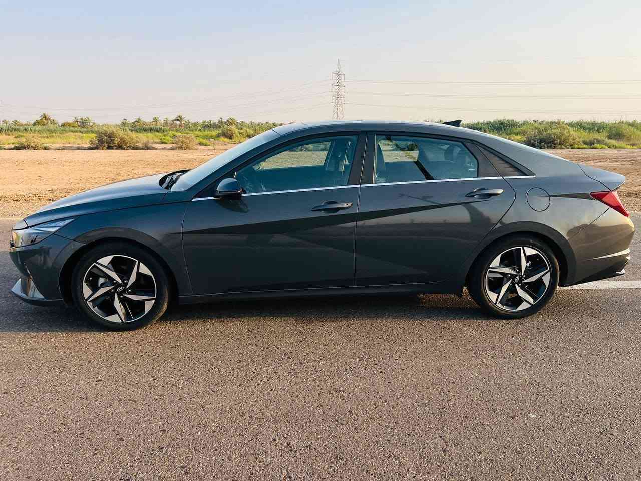 🚗 للبيع هيونداي إلنترا هايبرد 2023 – وارد أمريكي فول واحد على واحد
للبيع هيونداي إلنترا هايبرد موديل 2023، وارد أمريكي، بحالة ممتازة وجاهزة للفحص في أي مكان.

المواصفات:
-ماشيه59الف
- موديل 2023
- وارد أمريكي
- محرك 1.6 لتر GDI هايبرد
- ناقل حركة أوتوماتيك DCT بـ6 سرعات
- سقف بانوراما كهربائي (Panoramic Sunroof)
- شاشة معلومات وترفيه كبيرة
- شاشة عدادات رقمية
- كاميرا خلفية
- Apple CarPlay وAndroid Auto
- تشغيل بصمة مع زر تشغيل
- شاحن لاسلكي للهاتف
- مثبت سرعة ذكي
- مكيف أوتوماتيك مزدوج
- كشنات جلد مع تدفئة وتبريد
- مقود مدفأ
- إضاءة LED أمامية وخلفية
- نظام المحافظة على المسار (Lane Keeping Assist)
- نظام التحذير من الاصطدام الأمامي مع الكبح التلقائي
- نظام مراقبة النقطة العمياء (Blind-Spot Collision Warning)
- نظام مراقبة انتباه السائق
- نظام الثبات الإلكتروني (ESC)
- نظام مراقبة ضغط الإطارات (TPMS)
- 6 وسائد هوائية
- جنوط ألمنيوم
- استهلاك وقود اقتصادي جداً
-الحادث : حافه بنيد و وجاملغ راجعات
📍 الموقع: بغداد- الغزاليه

💰 السعر: 175ورقه وبيها مجال

📞 للتواصل: ***********
