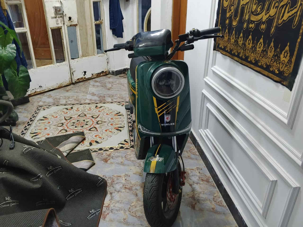 السلام عليكم دراجه شحن R11 نضيفه مستخدمه قليل مثل ماتشوف الدراجه جديده و ما متعبها و كلشي شغال بيها بطارياتها اصليات الاواكس شغال اللايتات كلهن يشتغلن دراجه تاخذها بالك يرتاح سعرها 600 وبيها مجال للشراي مكاني البصره المركز الي يحب يتواصل هذا رقمي بي واتساب ***********

