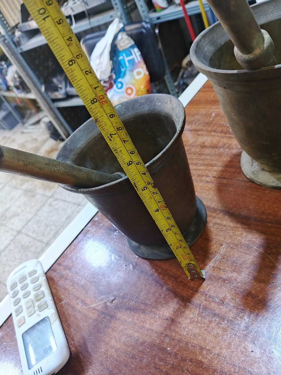 السلام عليكم هاون قديم البيع العداد 2 السعر الثنين 125الف العنوان كراده شارع النضال مجاور مستشفى بغداد اهلي تلفون ***********
