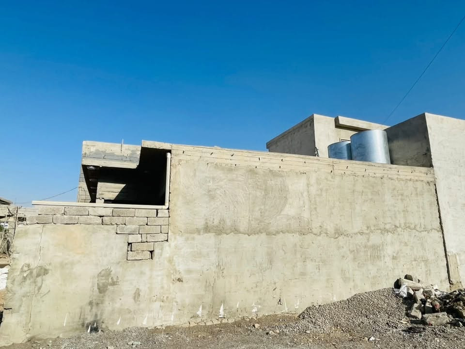 هيكل في القوسيات نصف كامل
المساحه 100 متر مربع
غرفة نوم واستقبال هول صحيات داخلي وخارجي 
مطبخ
كهربائيات نظام بوري تأسيس مواد درجه اولى 
شبابيك بلاستك وحماية درجه اولى
تانكيات عدد 2
خط مولدة واير تركي الاصلي
السعر مناسب جدا
28 مليون
للاتصال
***********
***********
