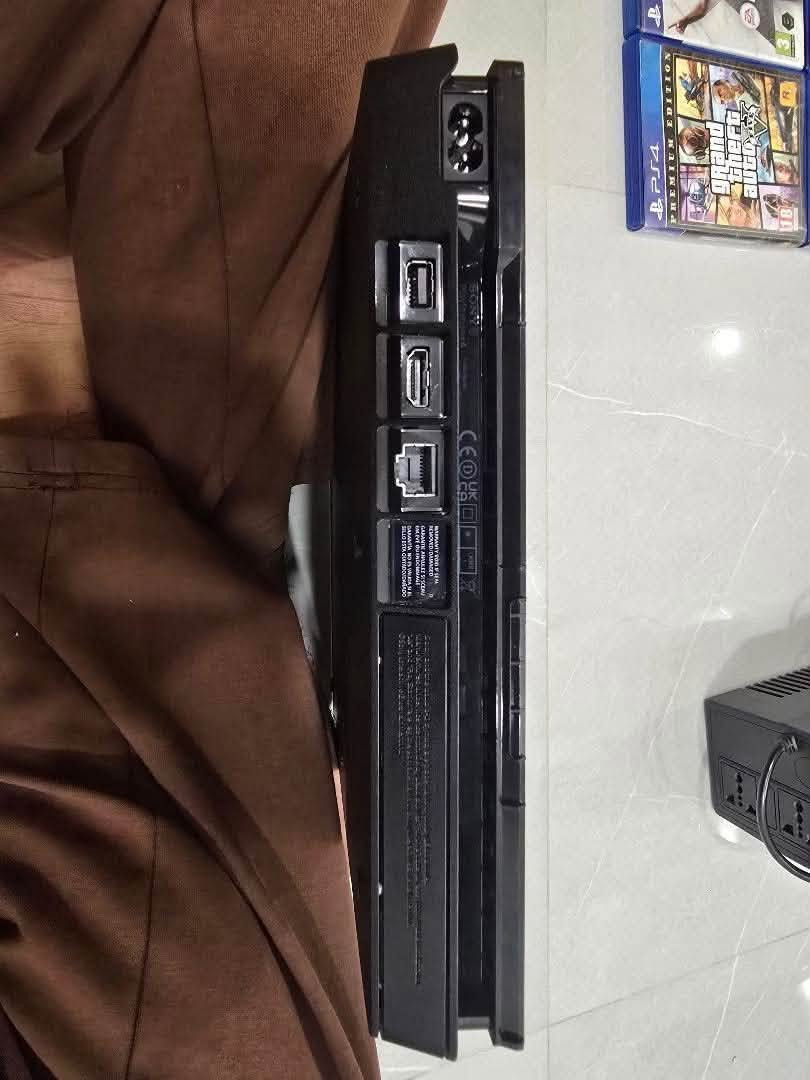 سلام عليكم بلي فور سلم   بعد جديد بلكارتون  ما مستخدمه قليل ما مفتوح ولا مصلح ويا اربع لعبات ويدات ثنين أصليات  ذاكره الجهاز 500 ومع يوبي إس سعر350 مع جميع الملحقات مكاني بغداد مدينه الصدر 
*********** واتساب فقط
