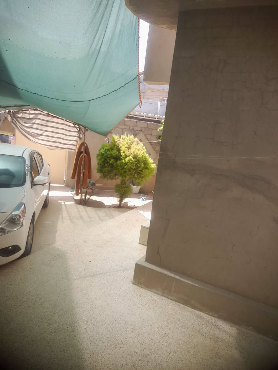 لدينا دار للبيع في حي البلديات مقابل جامع صلة الارحام شارع صبة بعرض ٩ متر مساحه ٢٠٠م واجهة ١٠ قبله طابق ونصف ٣غرف نوم وهولين واستقبال ومطبخ وصحيات وكراج وحديقة بناء قديم صالح للسكن للإستفسار الاتصال على الأرقام ابو سيف 
***********
***********
ابو شهاب احمد غانم 
***********
***********
أو مراجعة المكتب نهاية سايدين المضخة مقابل مجمع شقق الحدباء مكتب ابو شهاب للعقار وقت الاتصال من الساعه العاشره صباحا إلى العاشره مسآء وشكرا
