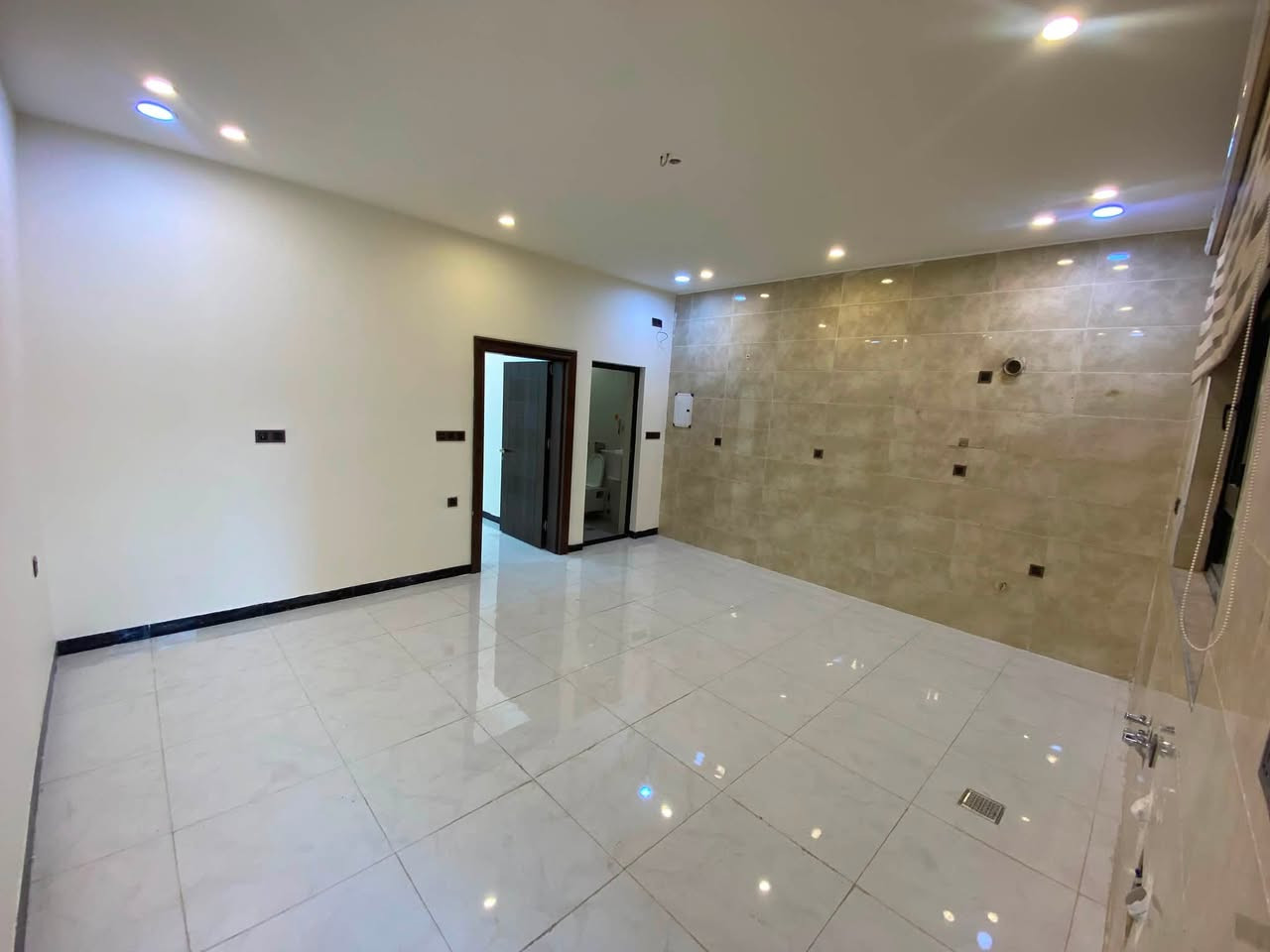 ⭕️ للايجار 

⭕️ دار ارضي معزول من بيت بناء حديث

⭕️ يحتوي ع غرفة منام - صالة مفتوحه ع مطبخ

⭕️ موقع بغداد حي الجامعة 📍

✨ للاستفسار *********** 

#مكتب_المستقبل_للعقار
