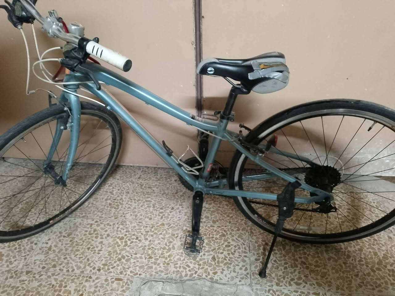 بايسكل C700
مواصفات 
حجم 28
7سرعات 
بريك امامي خلفي
لشة المنيوم
وزن خفيف جدا
تاريات حجم 700c
مناسب جدا لقطع مسافات طويلة بسبب سرعته وخفته
وصعود بعض المرتفعات 
للتواصل *********** واتساب
