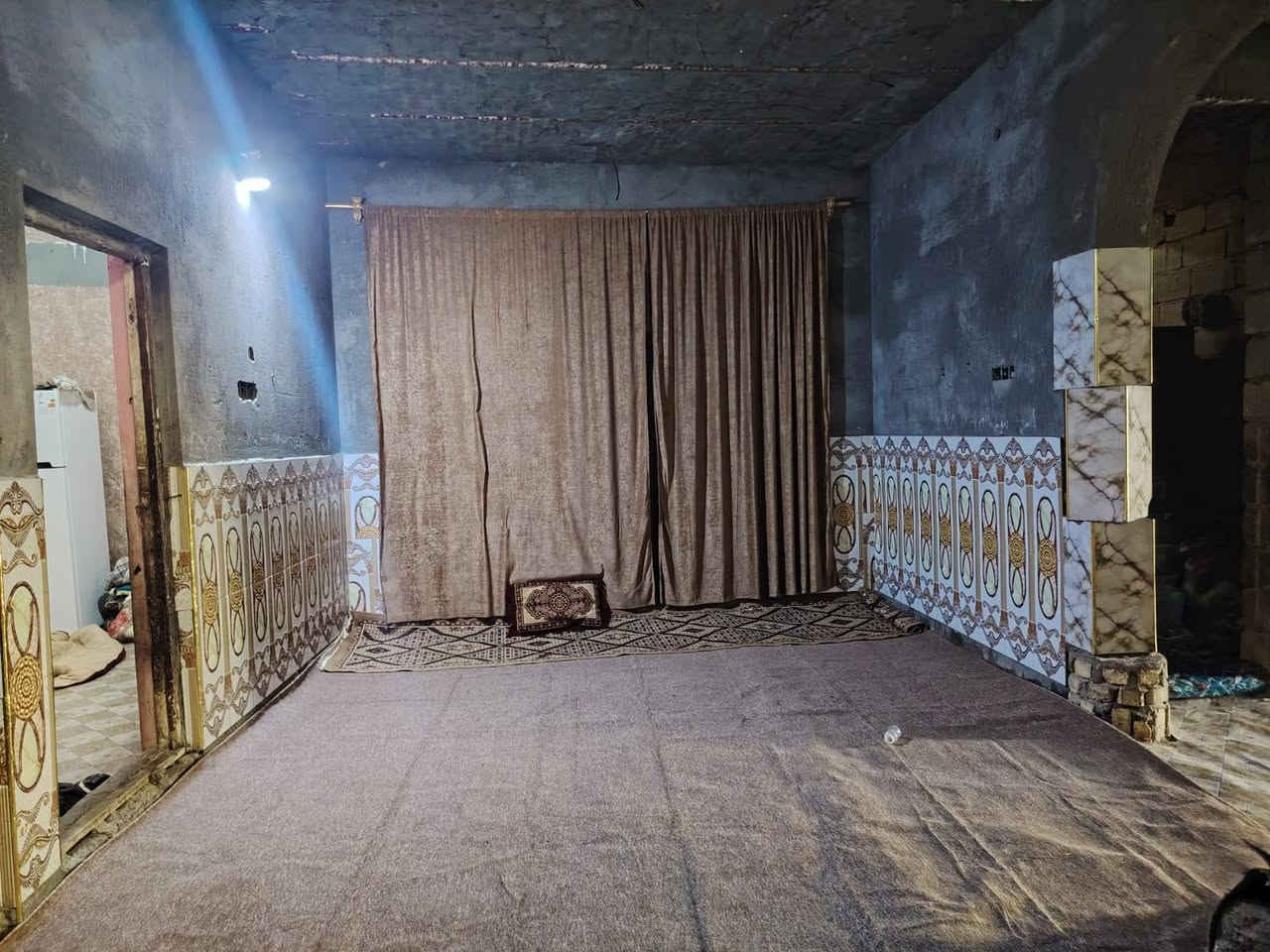 بيت لبيع عد ال مجبل مقابيل لمعارض سماوه مساحه 200مبني بي غرفتين وصاله ومطبخ وبراني يبعد عن شارع لعام 100 مكاتبه فقط سعره 22 وبي مجال هاذه دقم ***********
