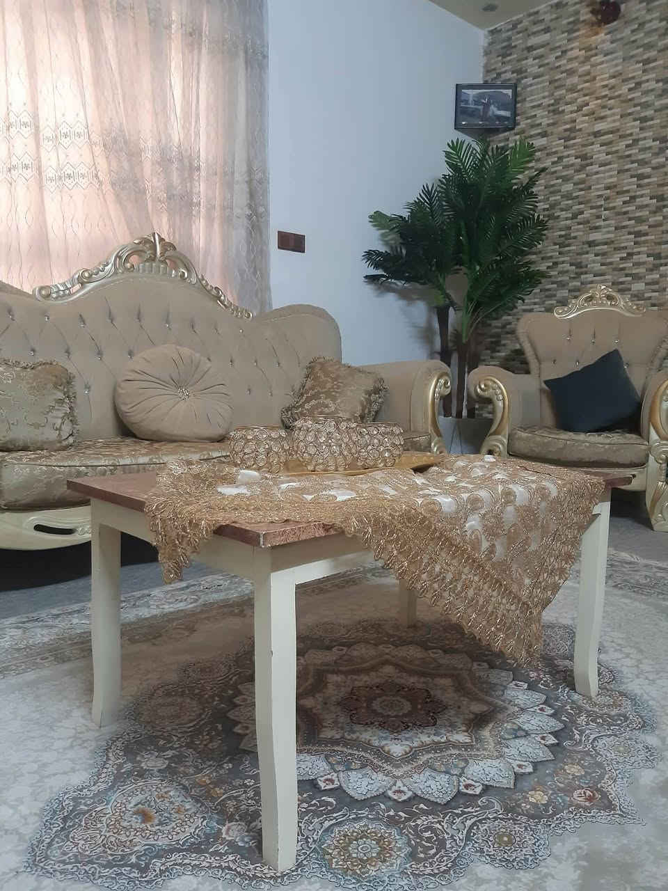 قەنەفەی مەلەکی زۆر نوێ و خاوێنە ١٠ نفری مێزی ناوراست و تەپڵەکی لەگەڵە ٦ ورقە و مجال
