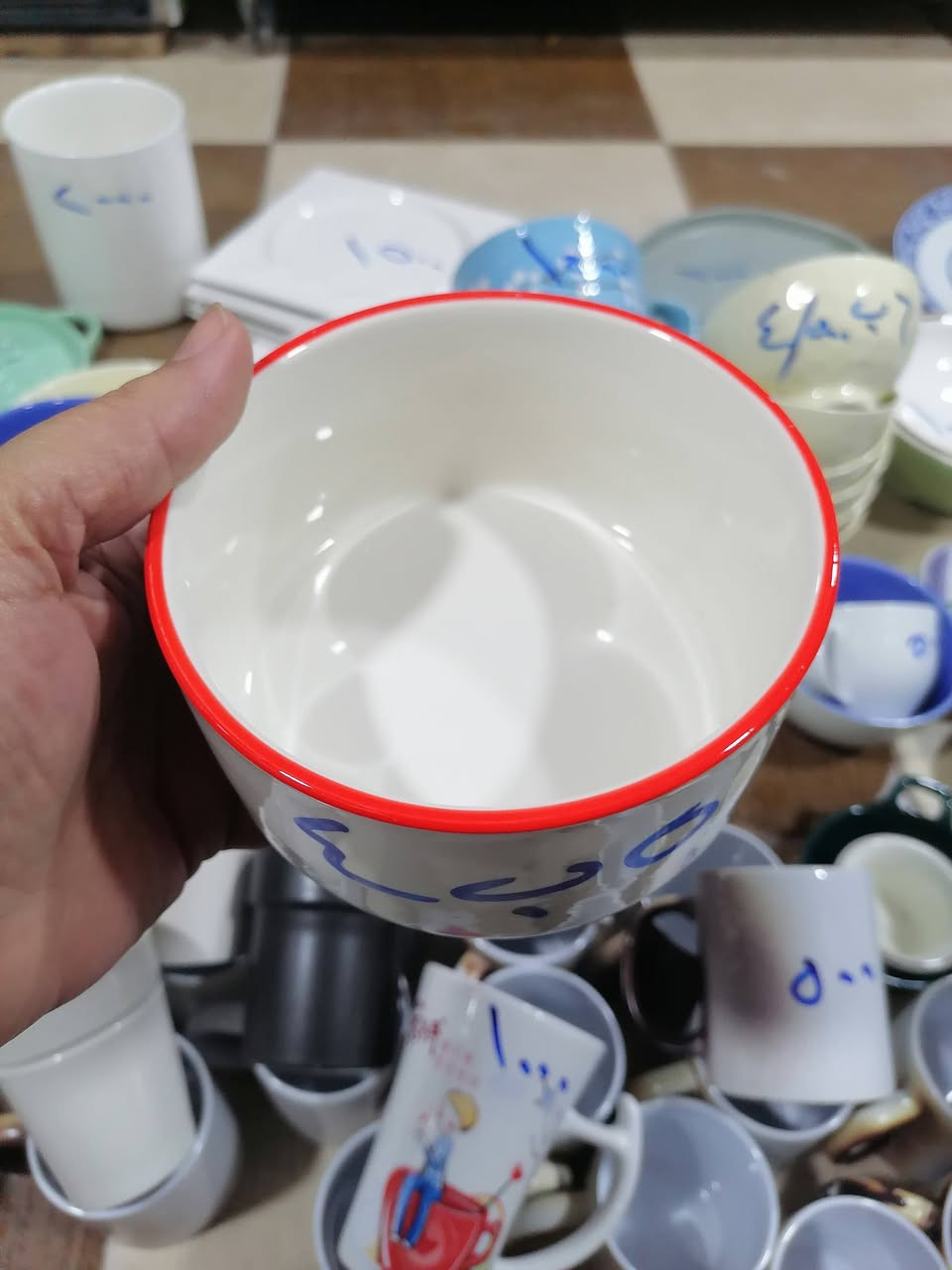 مواعين ملون
