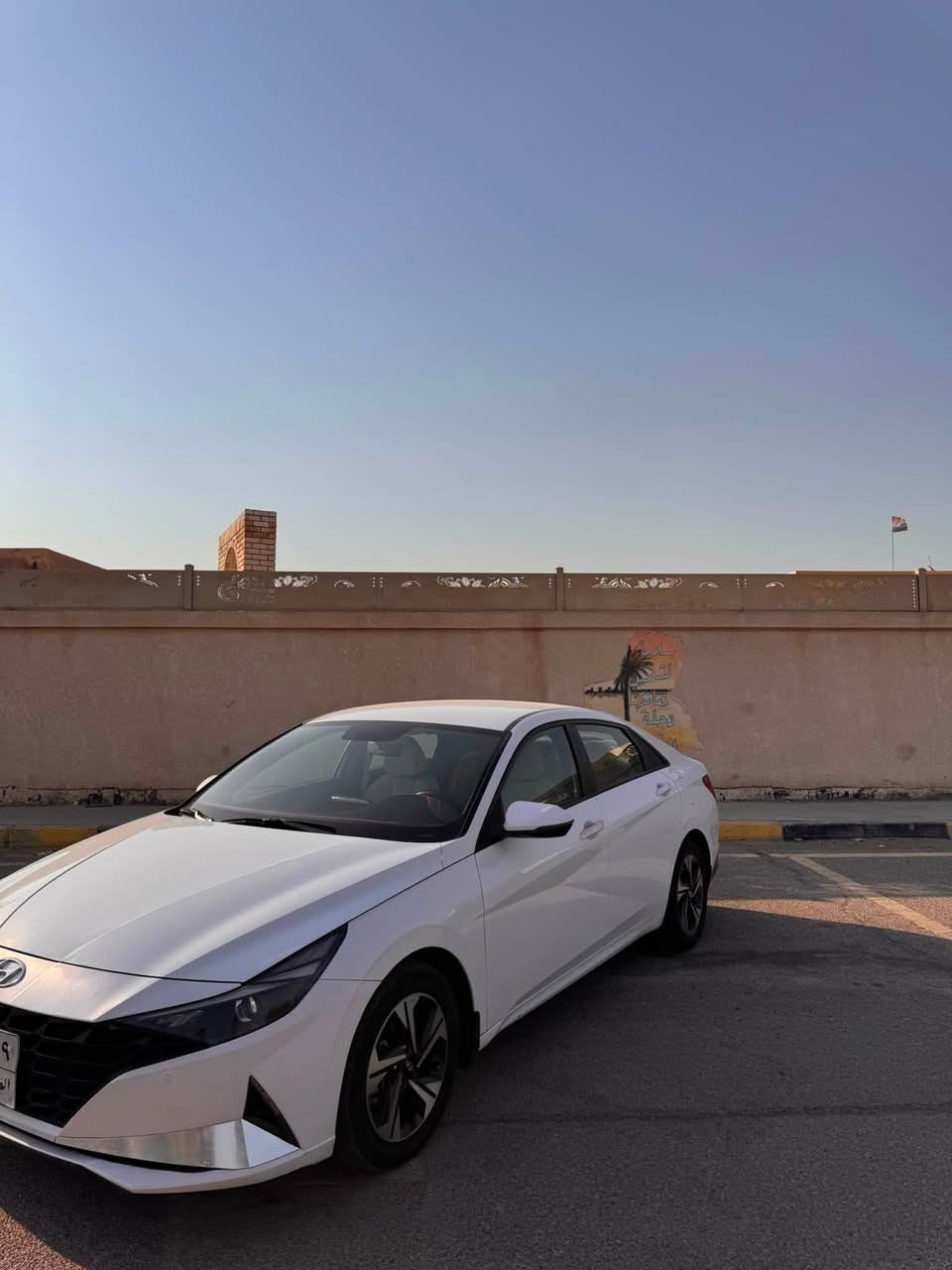 السلام عليكم 
النترا 2021 (خليجي) الكوري
مكينه 2000 
كير AT المرغوب 
ماشيه 113 
السياره جديده مثل ما موضح بالصور 
بيها خشم الجاملغ الامامي ومصبوغ للجماليه وكذالك الجاملغ الخلفي نصه
للاستفسار ***********
