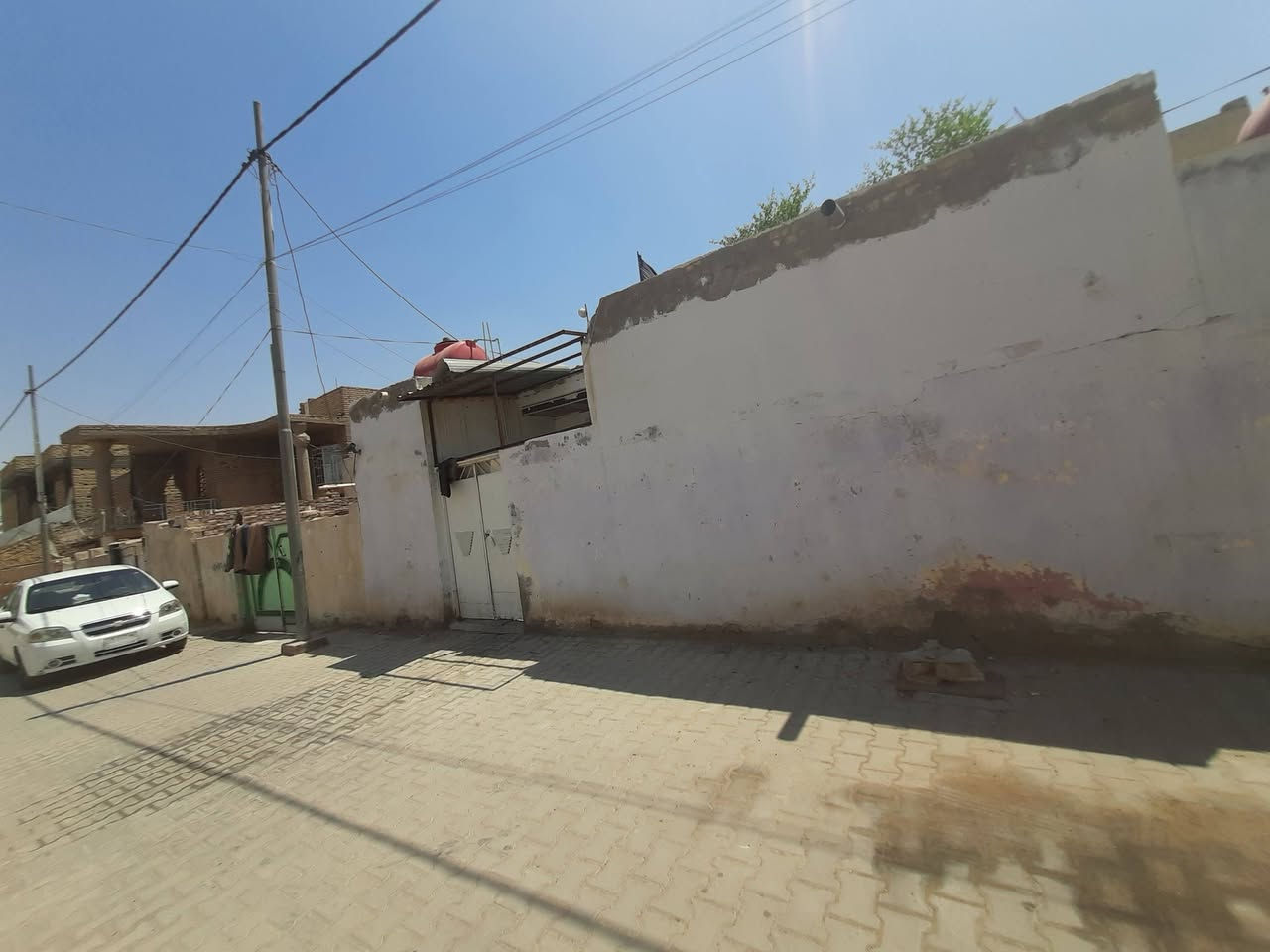 السلام عليكم ورحمة الله وبركاته  عدي بيت حي العسكري صدر أول مساحته ٣٠٠وبي مشتمل يحتوي  علئ غرفتين وصاله وحمام وتقاليد والخارج همين حمام والمشتمل وحده بس ينباع ويا البيت يحتوي المشتمل  غرفتين ومطبخ وحمام وتواليت وطرمه الطابق الثاني بلبيت يحتوي غرفه سويت وغرفة ثانيه وبيتونه وصطحين الاستفسار والاتصال  علئ الأرقام التالية  ***********
