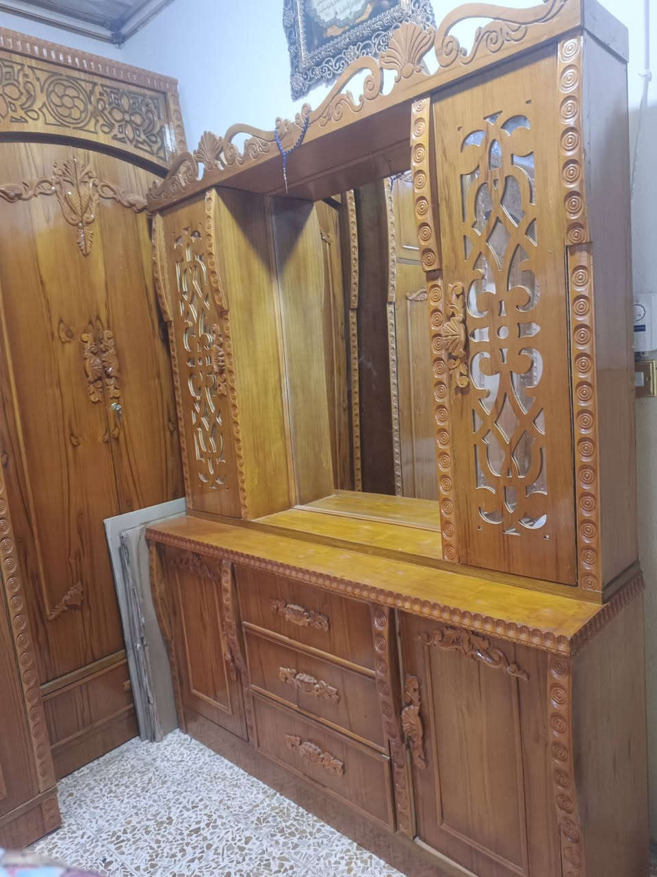 سلام عليكم عندي هاي غرفة للبيع مستخدمة كم شهر بعدها جديدة ب700قفل  ومعاها شازلونا يم تخت وطبلة دوشمة بدون دوشك  عنوان موصل جانب الايسر***********‬‏
