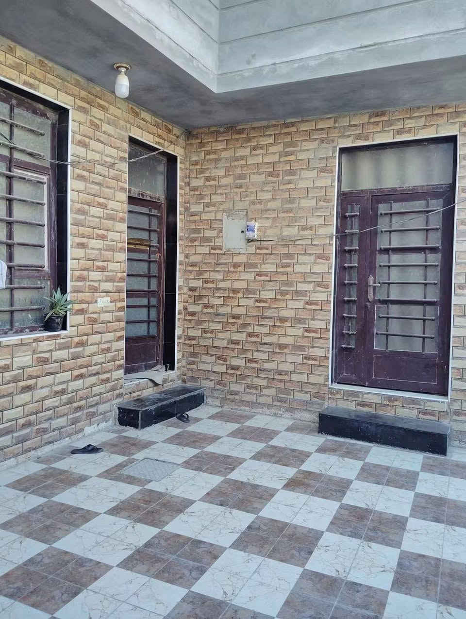 السلام عليكم بيت للبيع مساحة ٢٠٠متر غرفتين طابق واحد نقص فقط السقوف البيت كامل ب كراغول شارع كراغول ***********

