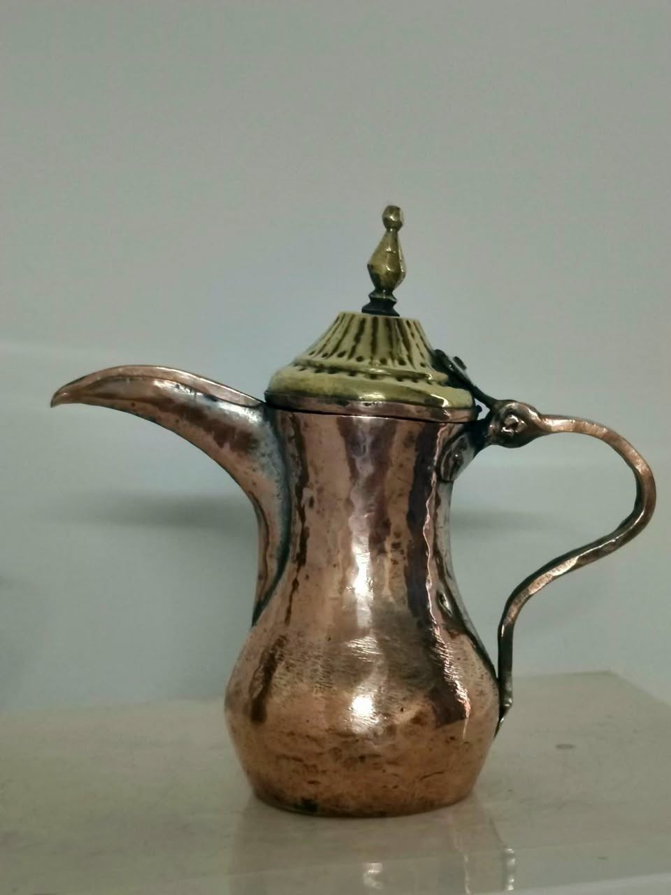 مساكم الله بالخير والبركه 🇮🇶🦋🇮🇶 
دلة نجفيه منقوشه قديمه نظافه عاليه جدأ قياس 18سنتم للاستفسار خاص او الاتصال على الرقم التالي ***********اخوكم كرار الشيخ
