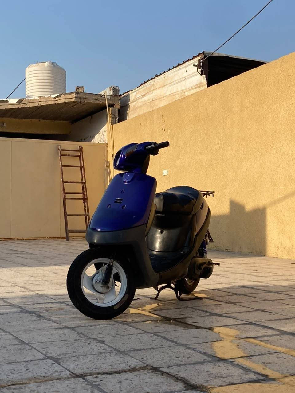 دراجة بطة لايت امامي خلفي سلف كلة شغال بس نقص باتري  كابريتة جديدة  شرط الاصلية TMR دراجة الشلعة مالتهة فوول وكفر خارجي نضيف مثل مامبين بالصورة تاخذها ذبلك عليه 20الف ترجع ستندر يراسلني بس الشراي سعر 120وبيهة مجال رقمي :***********
