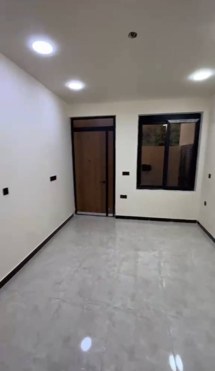 تابعني متخسر شي للبيع فقط بيت مساحه ١٠٠متر وجه ٥متر ونزال ٢٠ بناء جديد زيرو طابقين طابو صرف بسم واحد يتكون من مدخلين صاله ومطبخ وخدمات وغرفة نوم وترك وطابق ثاني ٣ غرف نوم وخدمات وبيتونه وسطح مكانه حلو ومميز حي مواصلات الأولى قرب روضة قطر الندى سعر ٢٧٠ بي مجال انشالله للاستفسار اتصل مكتب دارك للعقار واتساب *********** ***********
