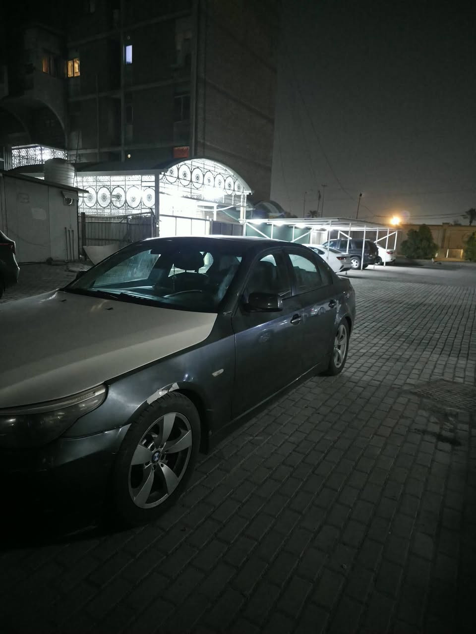 سلام عليكم 
بي أم ميماتي 2008 535i 
وراد أمريكي كلين تايتل 
ضربتها بل جاملغات والدعامية مواصله للشاصي 
وجايب الها جاملغات بس تصبغ وتشدها 
البنيد مبدل بسبب جارد
رقم بغداد خصوصي 
مكاني بغداد
السعر 115 $ وبيها مجال بسيط 
وتساب ***********

