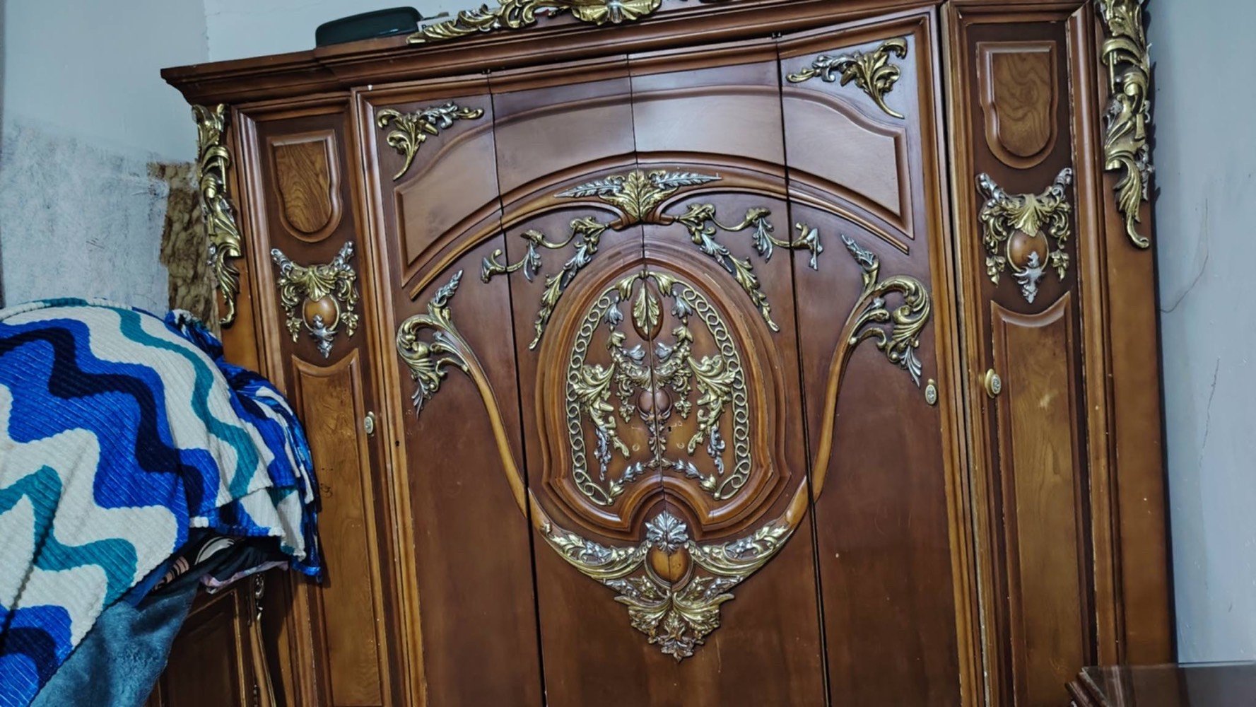 غرفه صاج عراقي 6 قطع  تصميم مصري نضيفه ميز مرايه بي ضرر بسيط الباقي نضيف بدون ضرر داخلها نضيف تكمه 
300 وبيها مجال
بغداد تراث البياع