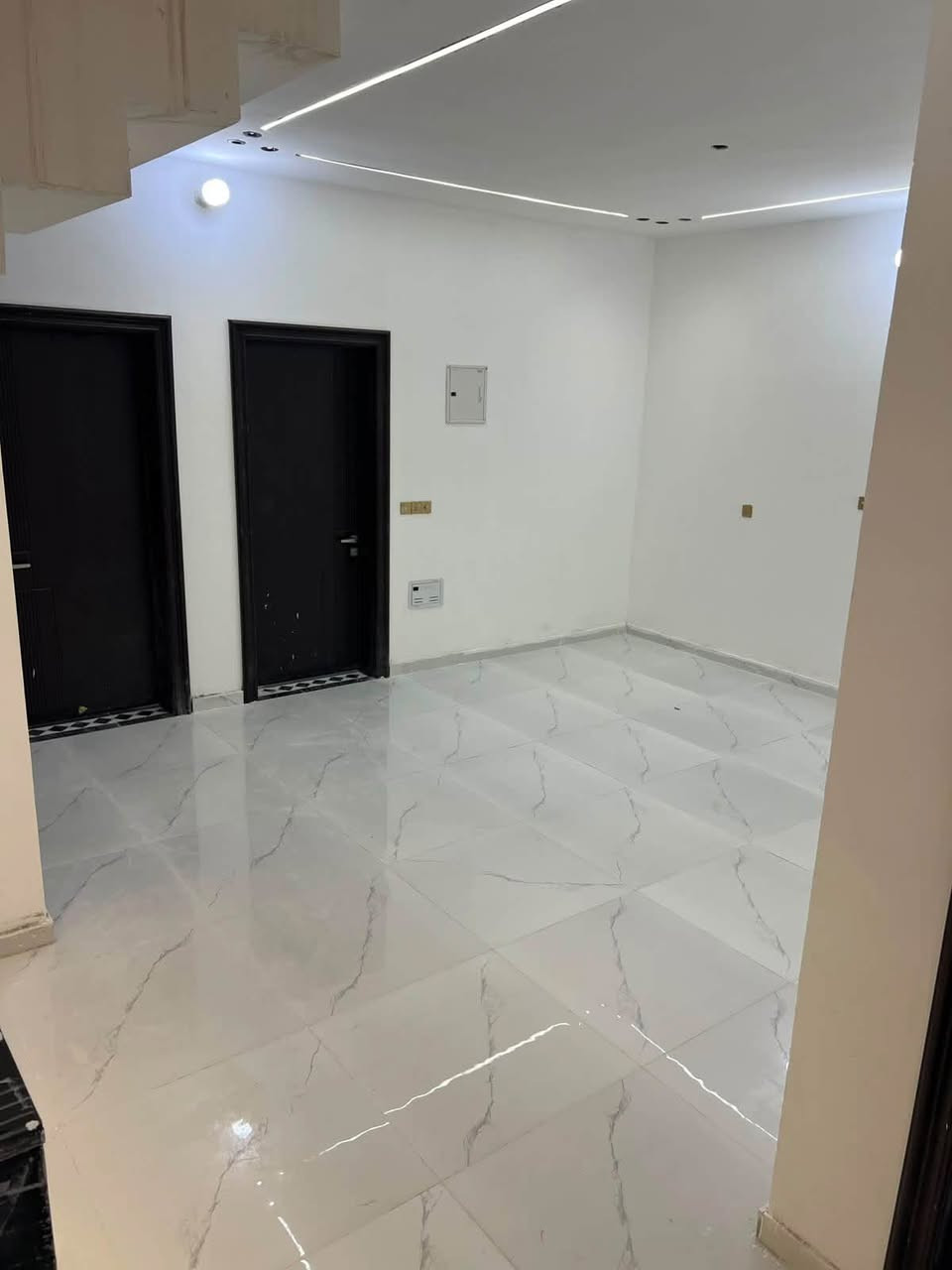 🏡🔥 دار للبيع – بغداد / المدائن / حي التصنيع 🔥🏡

📍 الموقع: حي التصنيع، أول بلوك، وقريبة كلش من الشارع العام.

📐 المساحة: 150 متر
📜 الملكية: طابو صرف
🏠 عدد الطوابق: طابقين
🛏️ غرف النوم: 4
🚿 الحمامات: 3

✨ مواصفات الدار:
🔹 بناء وتشطيب درجة أولى، فول الفول
🔹 صب رفت
🔹 أرضيات بورسلين قياس 80×80
🔹 الحمامات والمطبخ لوح هندي قياس 120
🔹 ألمنيوم تركي
🔹 شغل نظيف ومواد مستخدمة درجة أولى
🔹 موقع ممتاز وقريب من الشارع العام

💎 دار مرتبة وفخمة، جاهزة للسكن فوراً

📞 للجادين فقط، السعر والتفاصيل على الخاص.

***********
