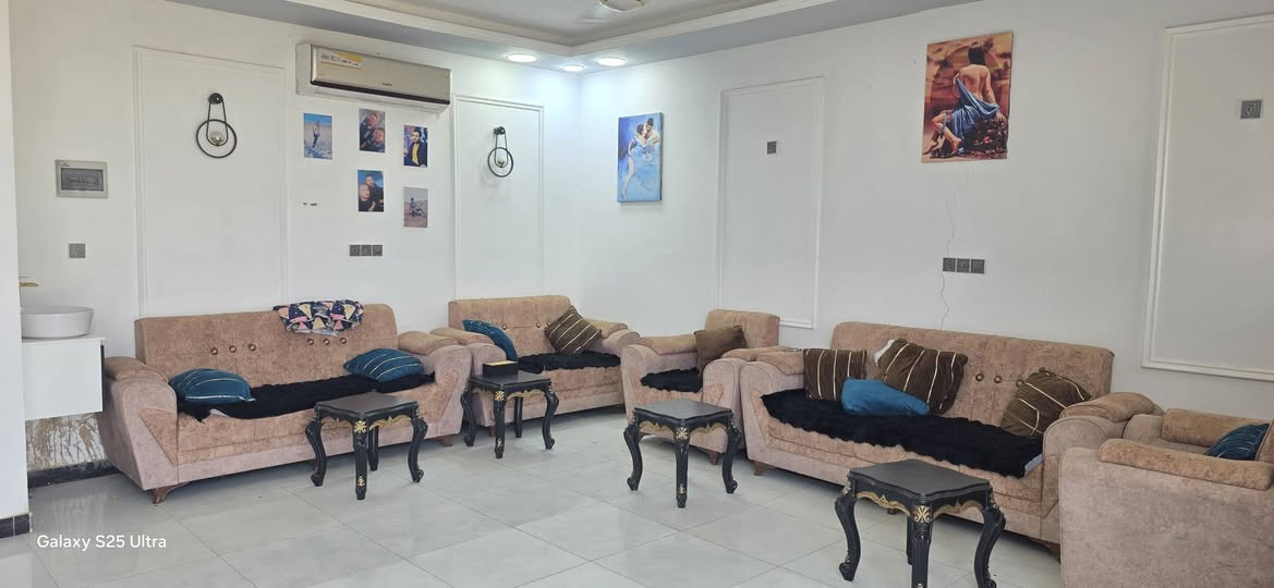 مزرعه للبيع🏡 مساحه 700 متر ببها غرفه وصاله ومطبخ وحمامات داخليه وخارجيه تباع معا الثاث كهرباء ماي  منضومه كامرات جاهزه سند 25 مداور عنوان المزرعه ع طريق الدغارة ديوانيه خلف مطعم 🍴 واثق بلمزارع تبعد عن التبليط 150 متر ***********
