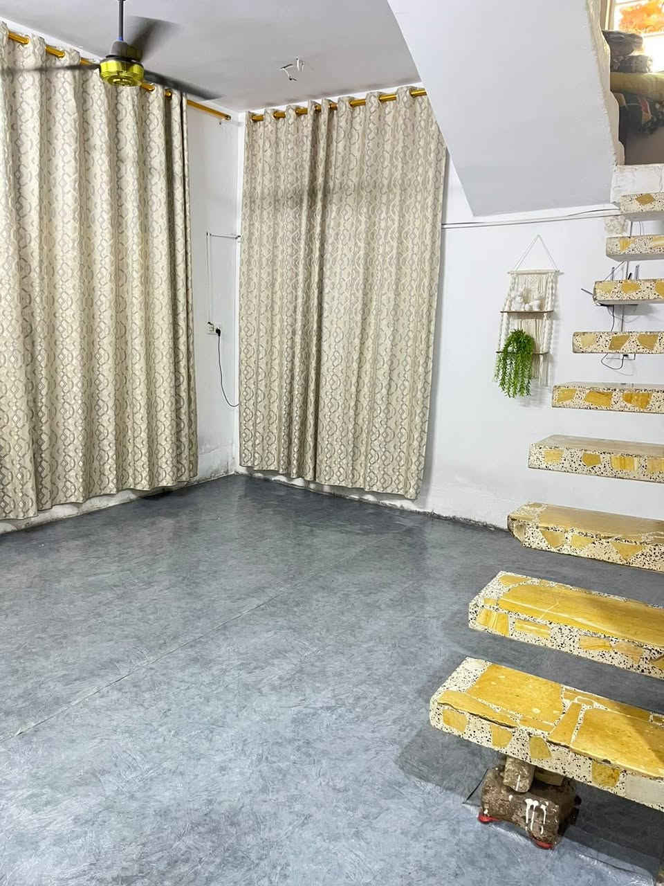بيت للبيع 100متر مربع ركن طابقين  منطقه السبعتالاف نهايه شارع المستشفى قبل الاخير بفرع الطابق الارضي استقبال+صاله+مطبخ+غرفه+حمام الطابق الثاني 3غرف+صاله غرفتين جاهزات والبقيه عوزهن بياض 
البيت طابو ملك صرف مفروز بأسمي تحويل مباشر 
للتواصل الاتصال على الرقم
*********** موجود واتساب
